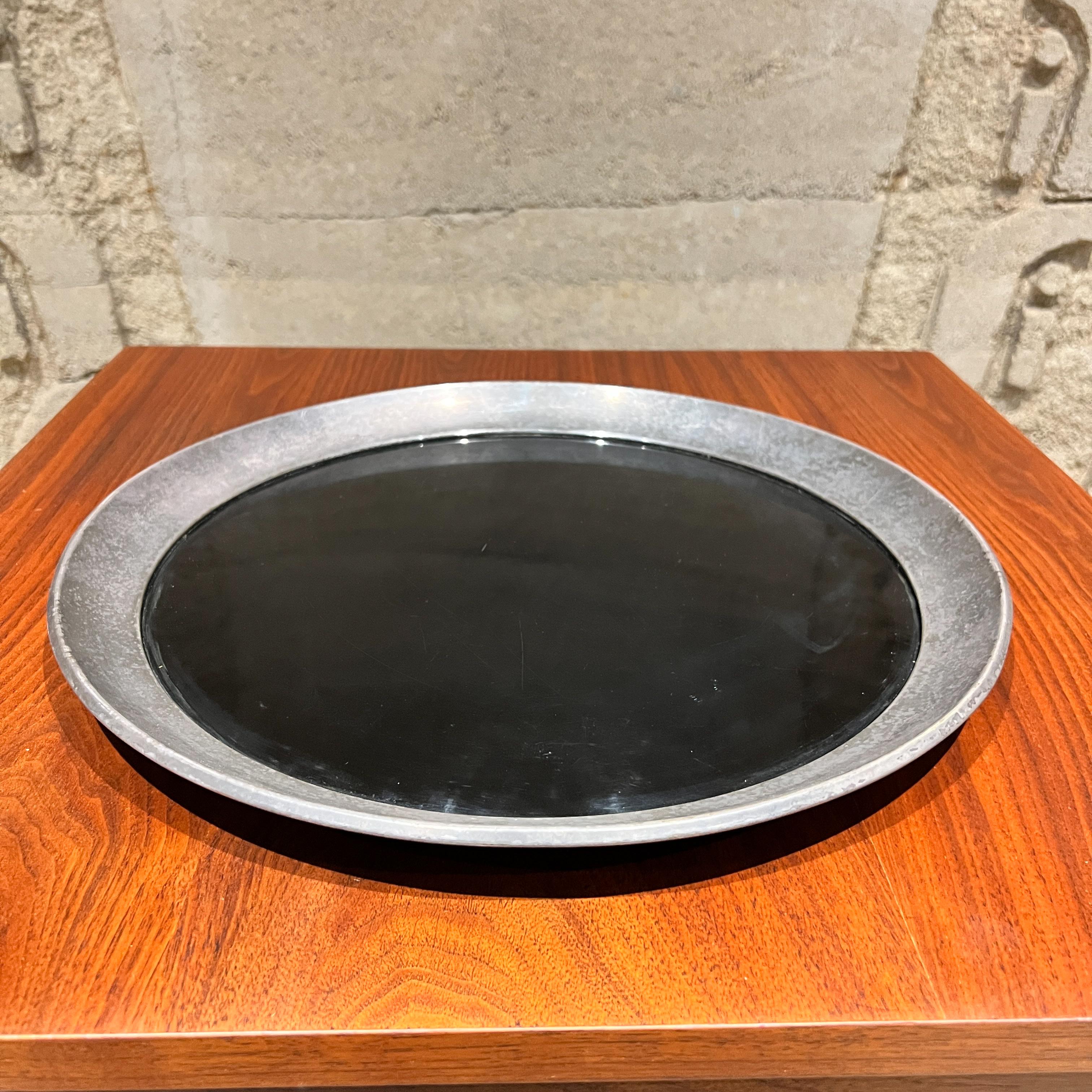 AMBIANIC presents
Gorham Round Service Tray Black Formica Silverplate
maker stamped
Modernist Barware Service Tray
1 h x 14.13 diameter
Preowned vintage
Refer to images