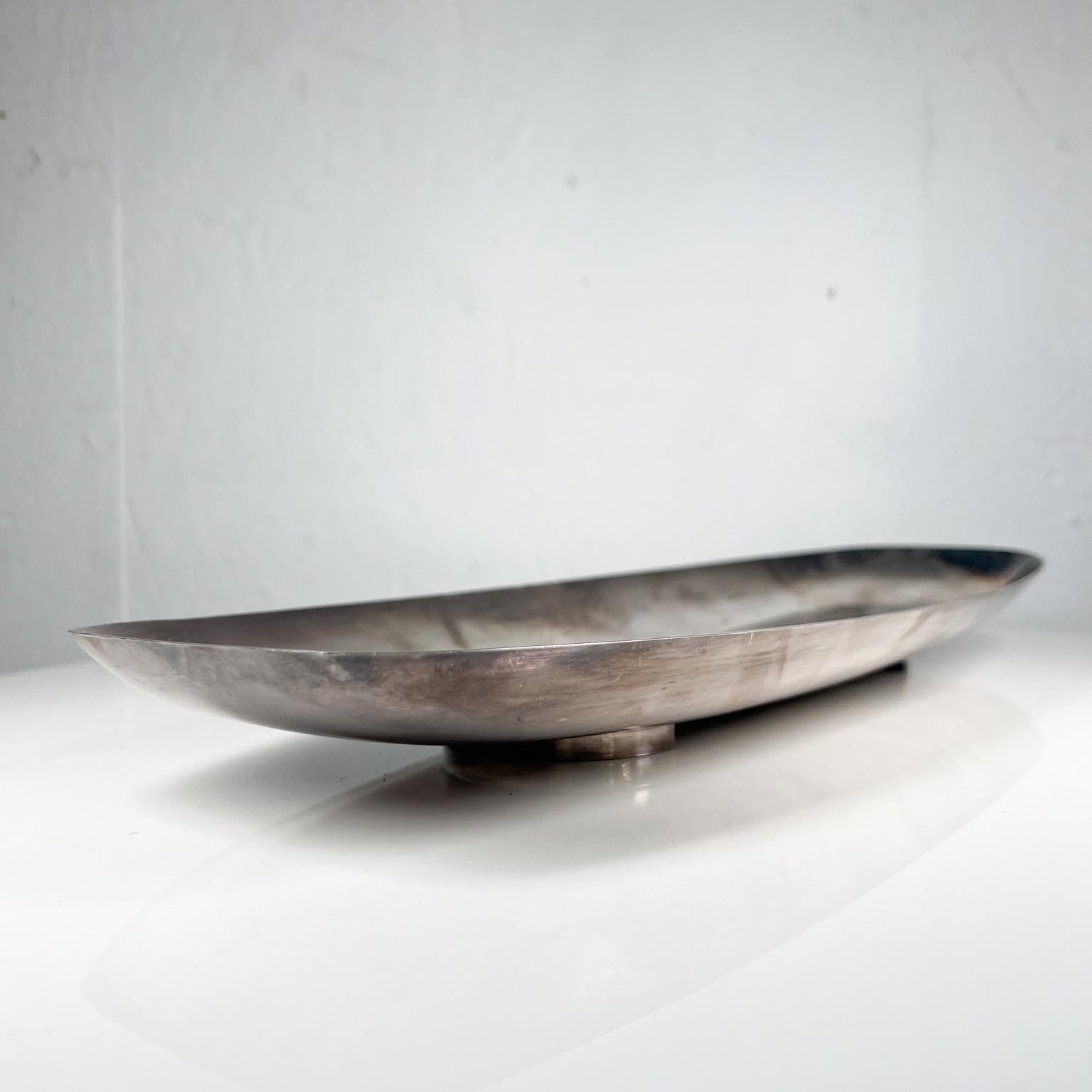 MCM Gorham sculptural silverplate Hors d'Oeuvres footed serving tray.
Measures: 17.25 wide x 6.63 deep x 1.5 tall
Gorham stamped underneath.
Preowned original vintage condition.
See images.
 