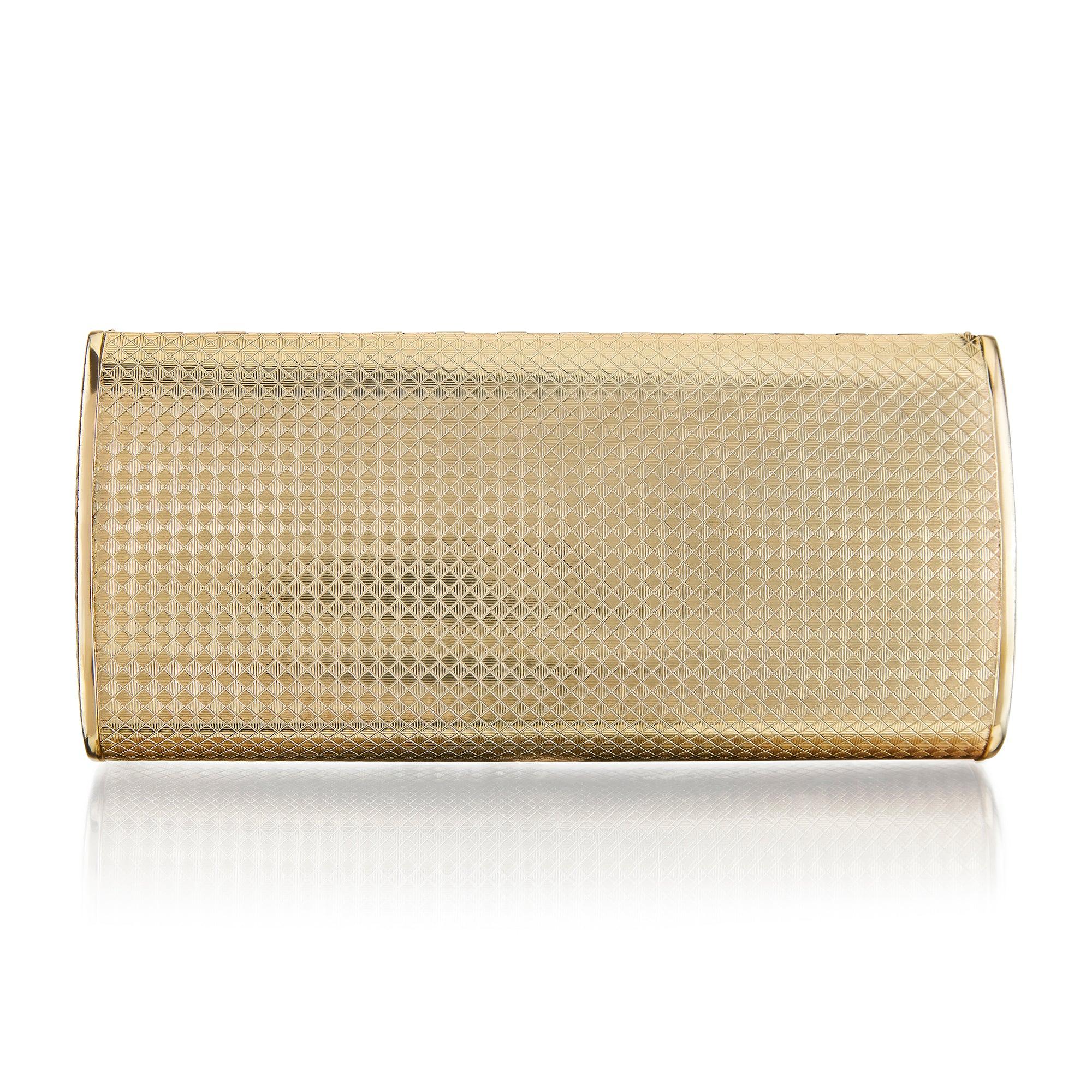 Questa pochette tattile in oro è stata venduta da Goubaud de Paris, un salone di profumi e bellezza di lusso sulla Fifth Avenue di New York. Il salone di bellezza è stato aperto negli anni '30 e dagli anni '50 ha venduto con successo profumi,