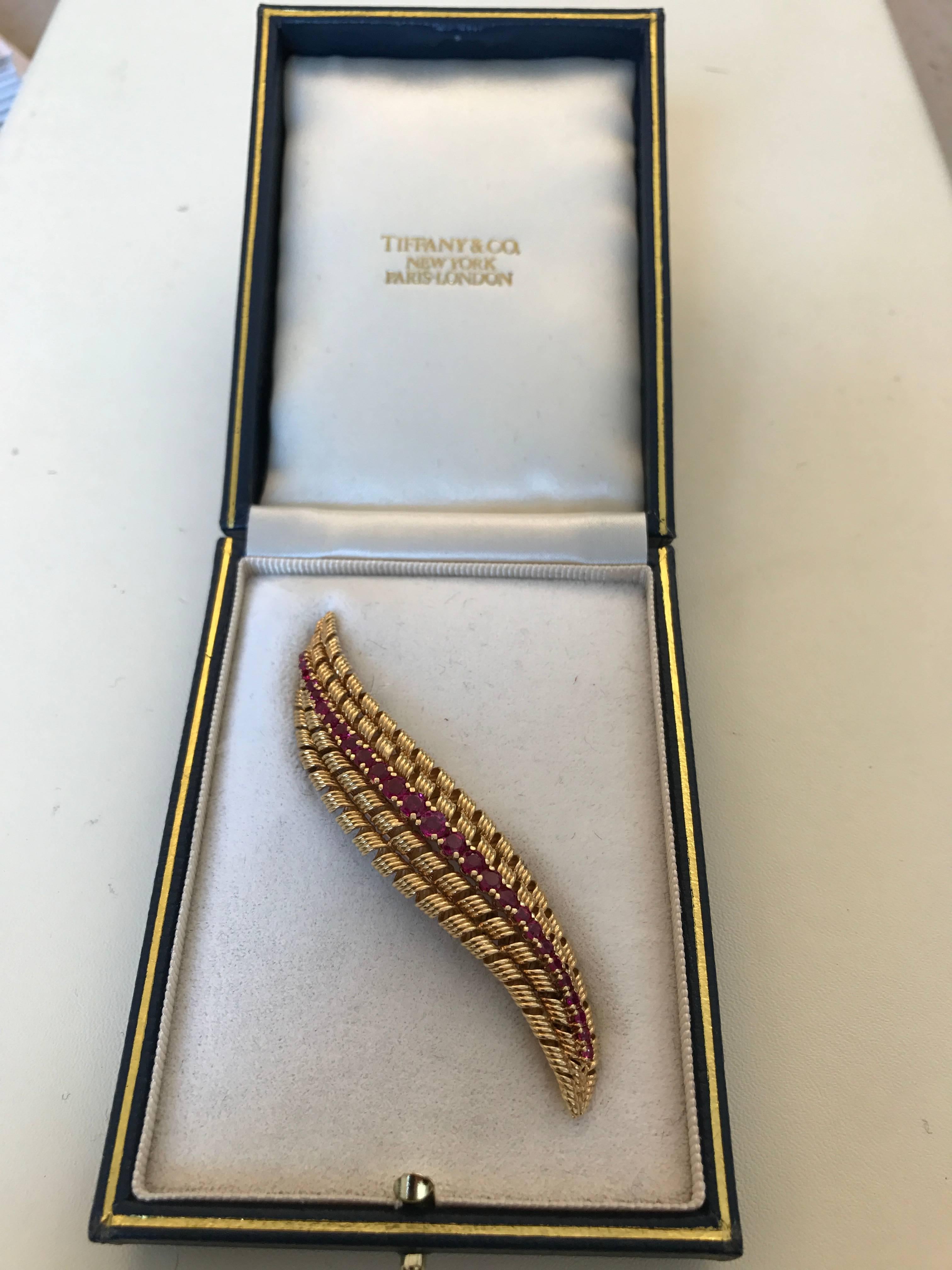 1960s Graduated Ruby and 18 Karat Yellow Gold Brooch by Tiffany & Co. In Excellent Condition For Sale In London, GB