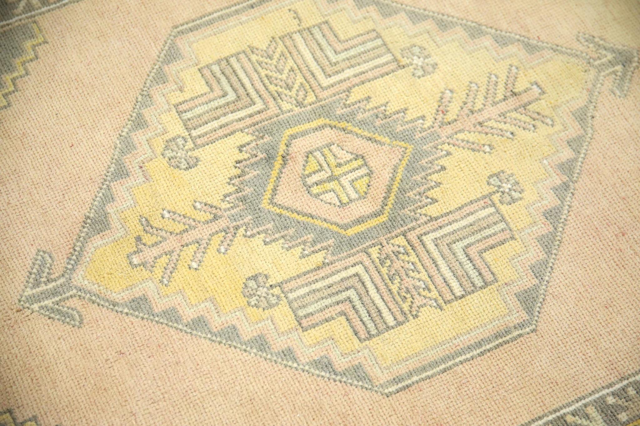 Wir präsentieren einen einzigartigen türkischen Teppich aus handgeknüpfter Wolle, der von geschickten Kunsthandwerkern mit Hilfe traditioneller, über Generationen weitergegebener Techniken sorgfältig hergestellt wird. Dieser exquisite Teppich rühmt