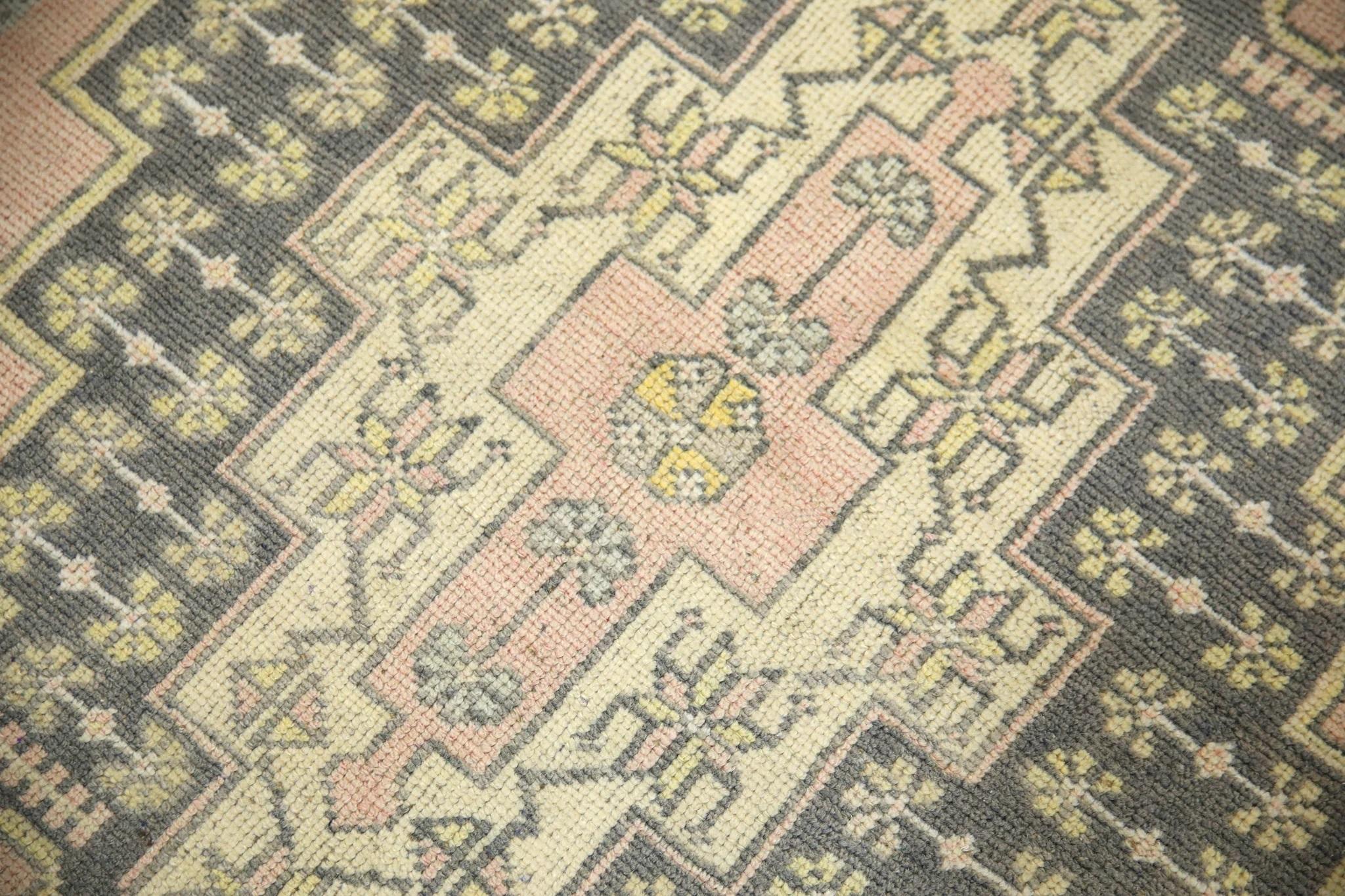 Te presentamos una alfombra turca vintage de lana anudada a mano, única en su especie, cuidadosamente elaborada por hábiles artesanos mediante técnicas tradicionales transmitidas de generación en generación. Esta exquisita alfombra cuenta con una
