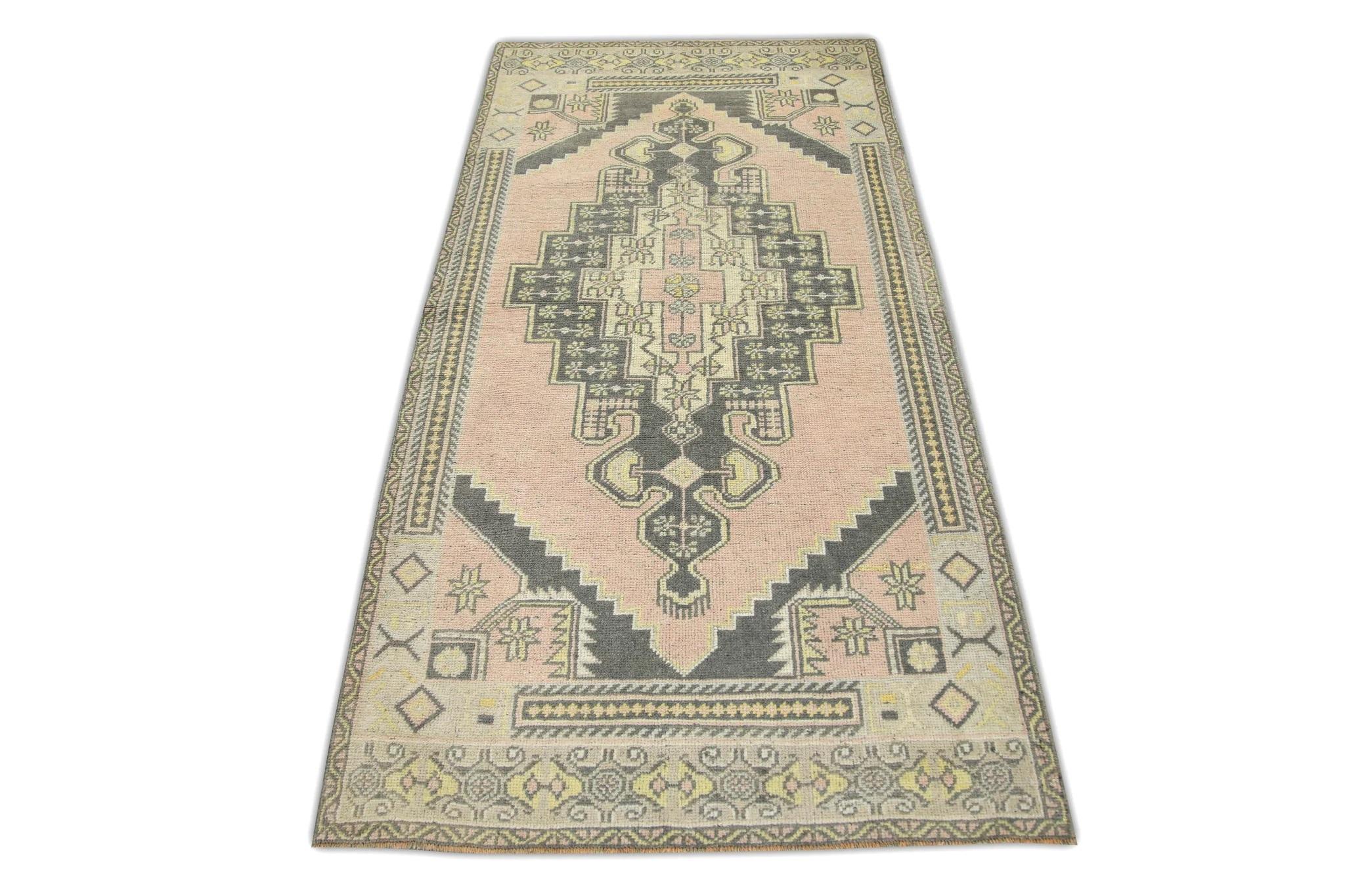 Alfombra turca vintage gris y rosa de los años 60 3'4