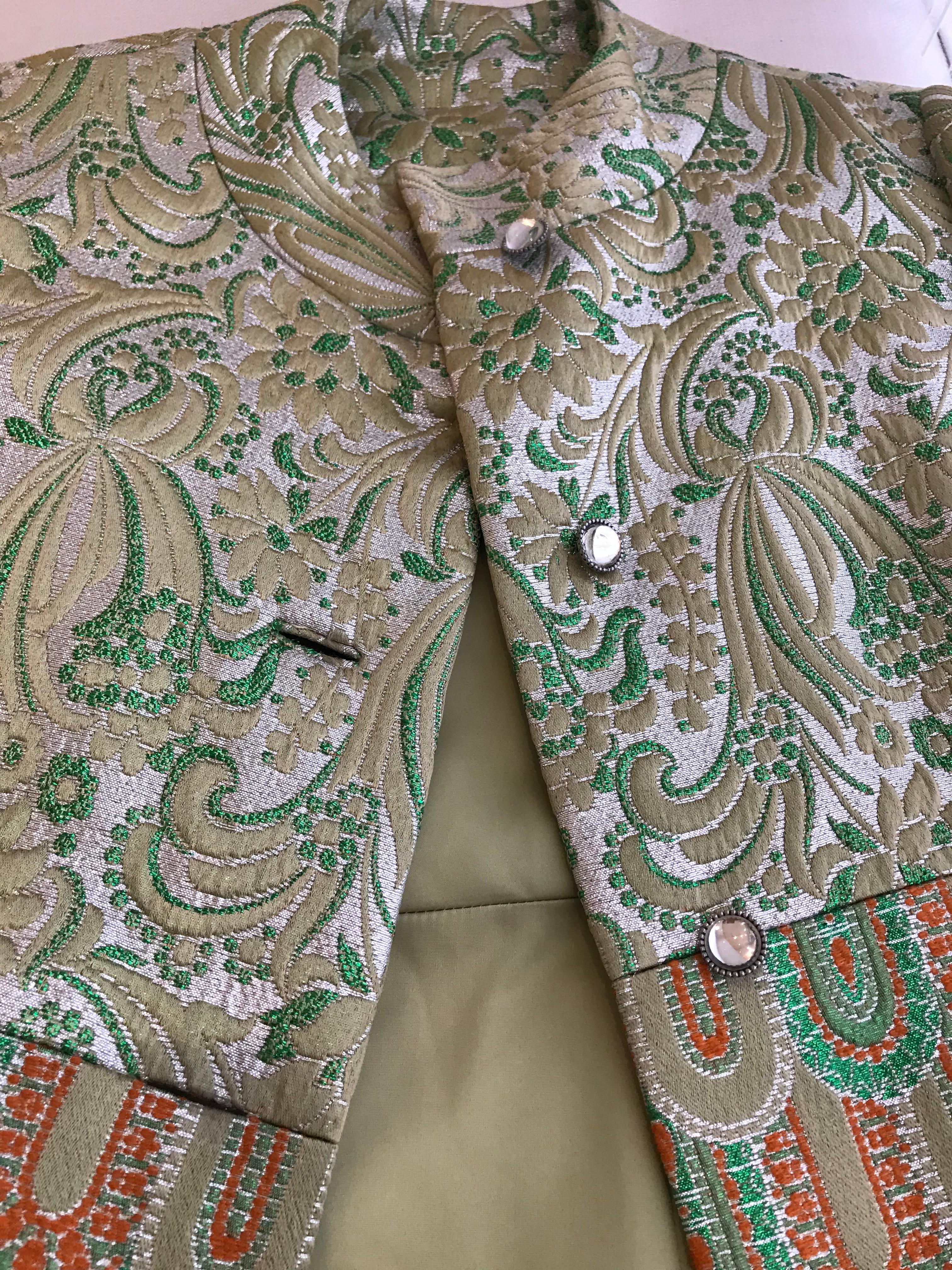 1960s Green and orange brocade jacquard paisley pattern coat with Nehru collar. 
Coat is lined. 
size: 6