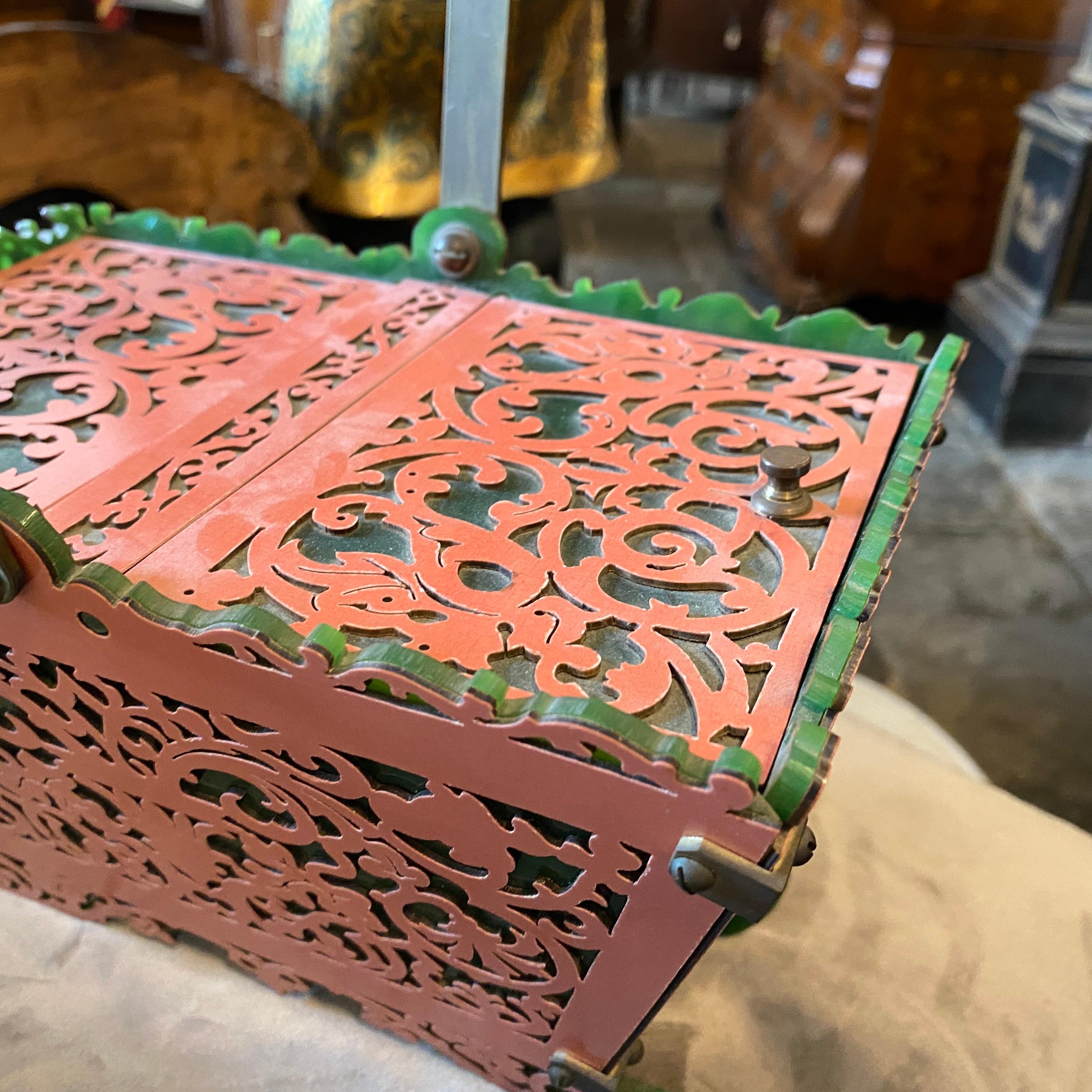Ein Plexiglaskorb aus der Mitte des Jahrhunderts, hergestellt in Italien in den sechziger Jahren, in perfektem Zustand. Dieser italienische Korb aus grünem und rosafarbenem Plexiglas und Messing ist ein eindrucksvolles Beispiel für die kühnen und