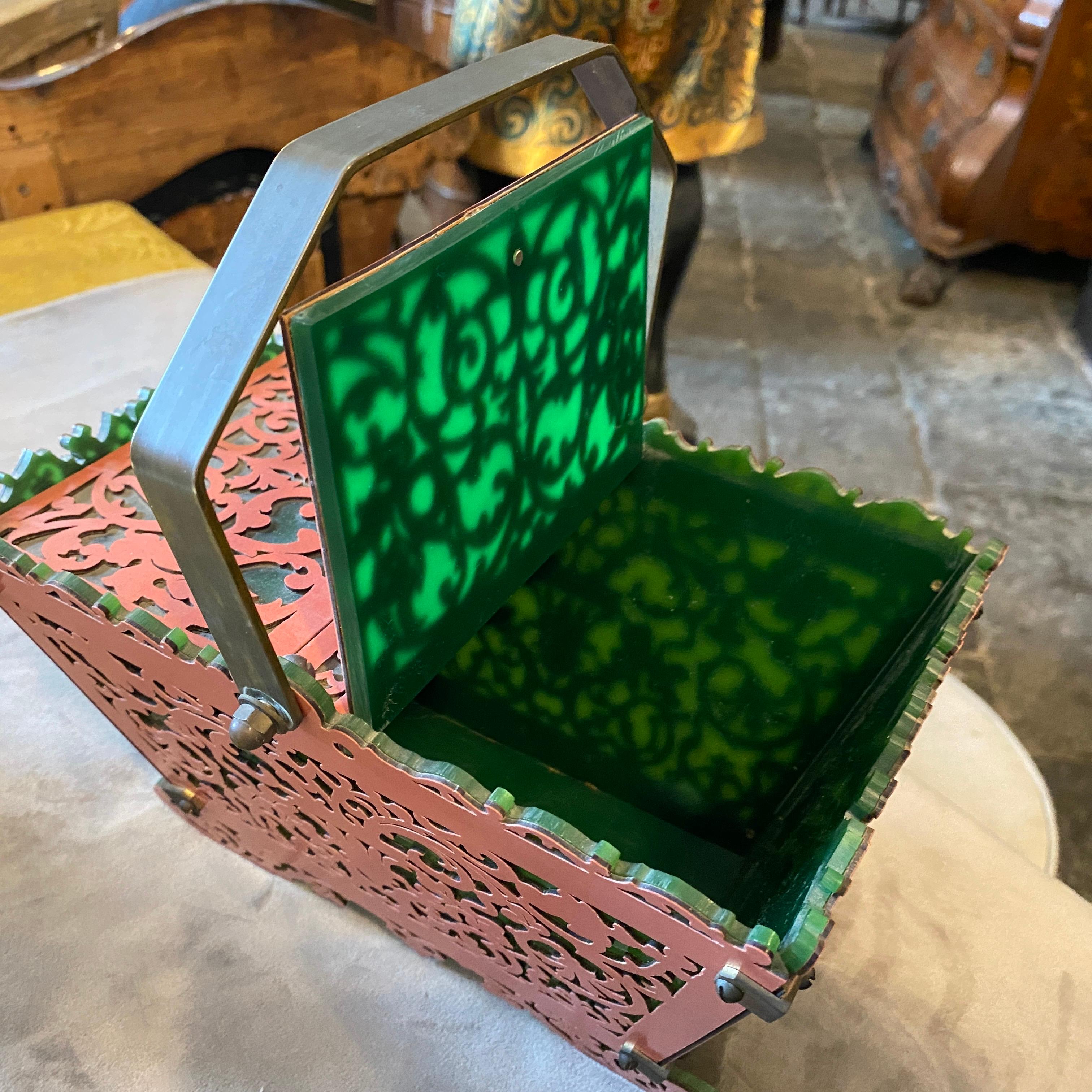1960s Green and Pink Plexiglass and Brass Italian Basket In Good Condition For Sale In Aci Castello, IT