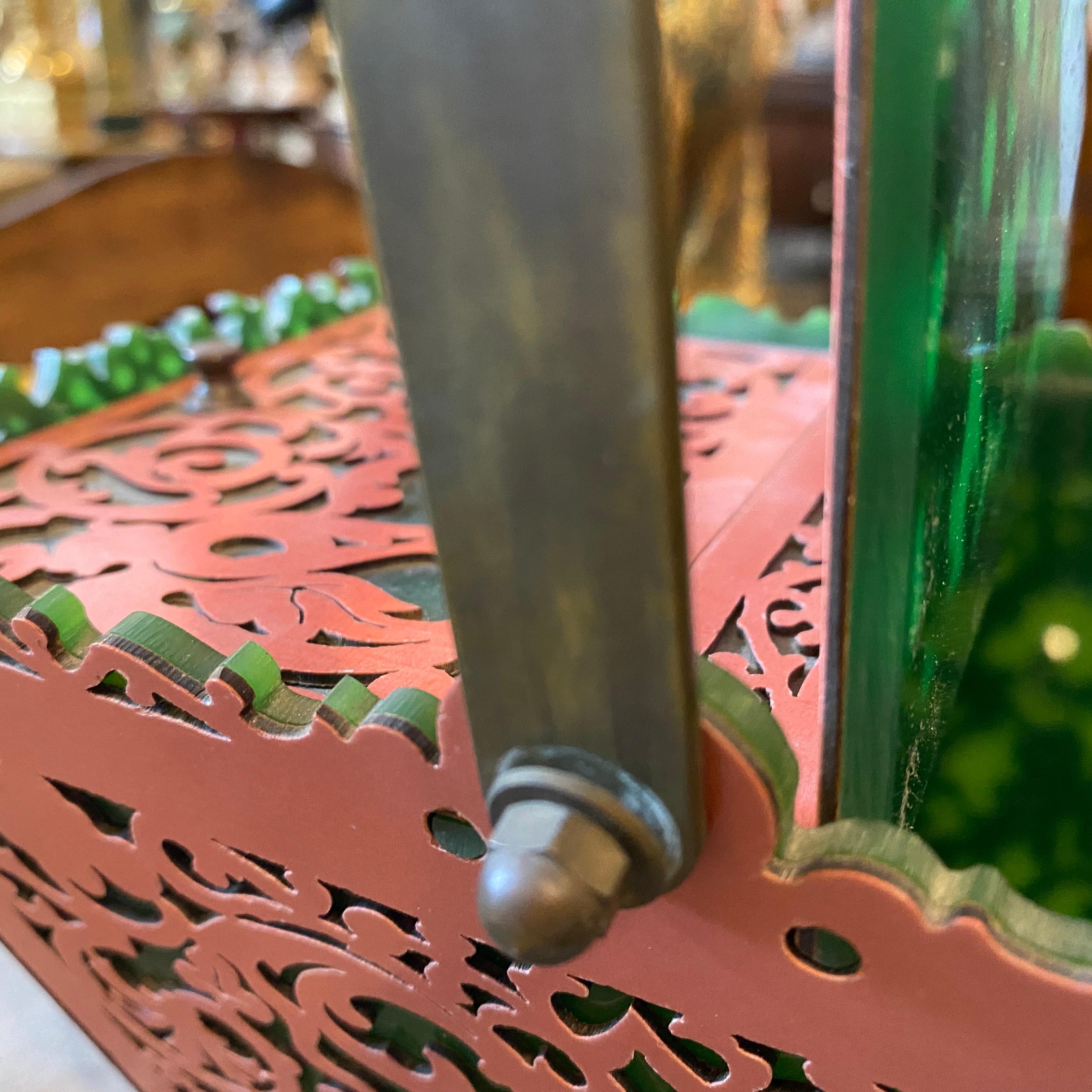 20ième siècle Panier italien des années 1960 en plexiglas vert et rose et laiton en vente
