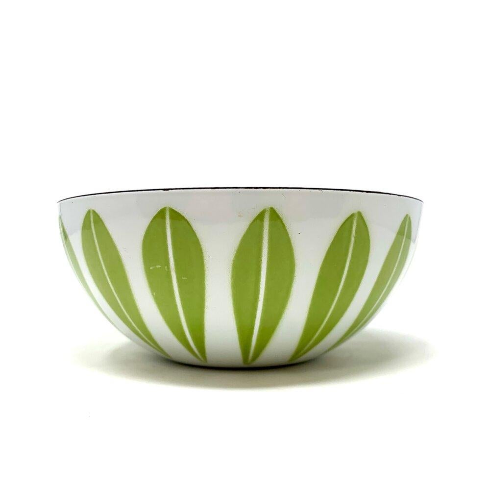 Vintage 1960s enameled green and white “Lotus” bowl designed by Grete Prytz Kittelson for Cathrineholm, Norway. The bowl in enameled steel, and has a green interior with a white and green exterior. In excellent condition.

Diameter: 7.125 in /