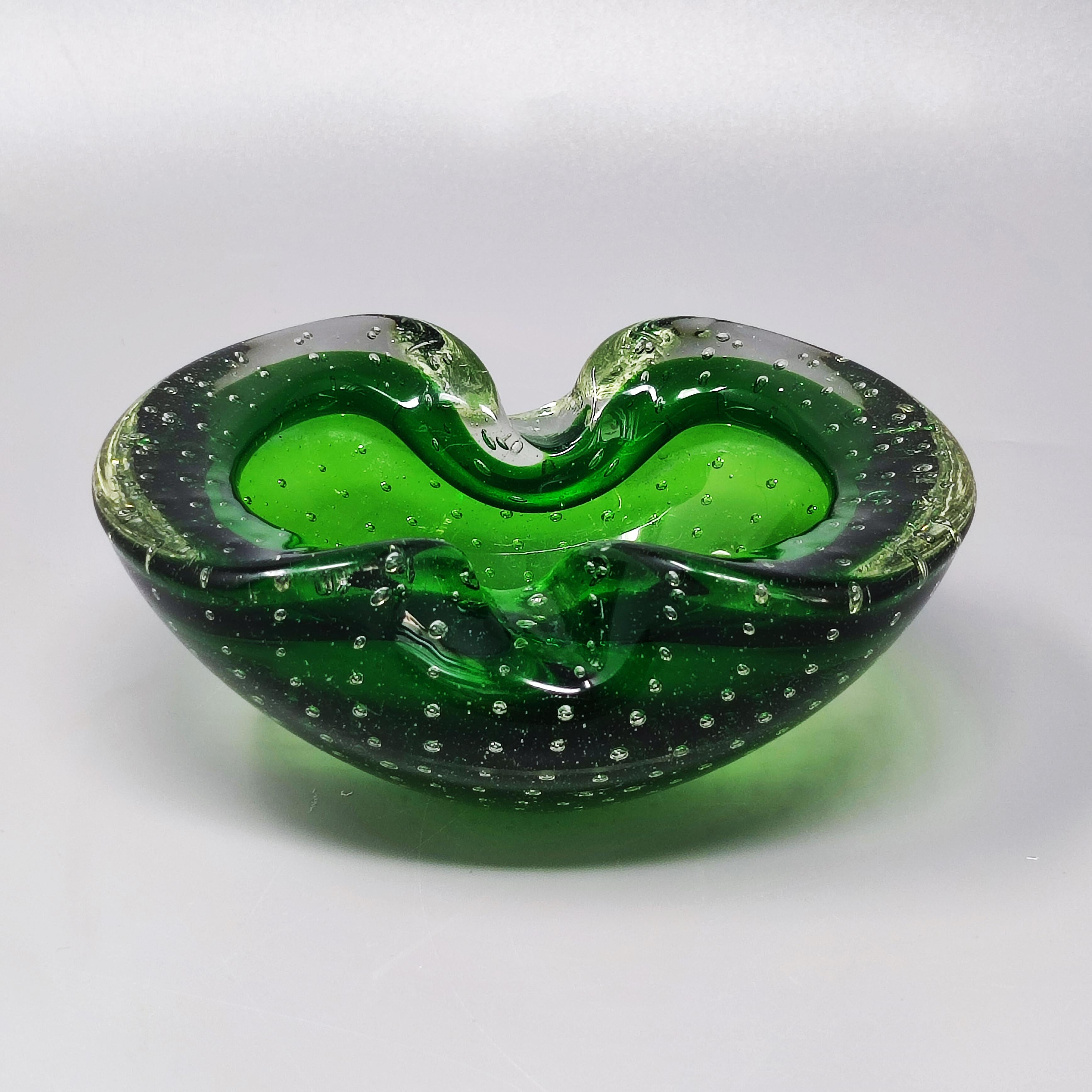 1960s Astonishing green ashtray / vide poche by Flavio Poli for Seguso in Murano Sommerso glass. Made in Italy.
The item is in excellent condition.
Dimensions:
5,11 
