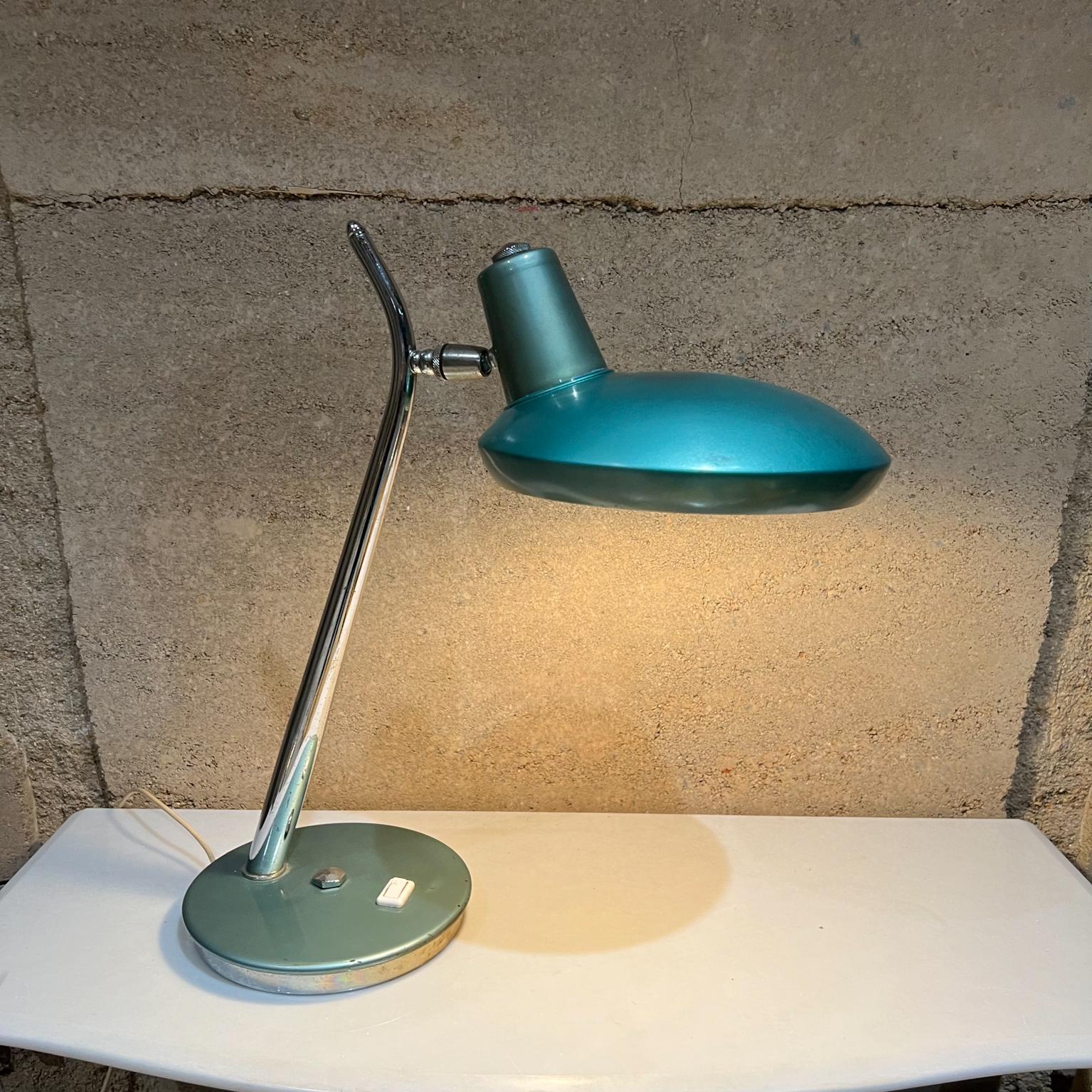 1960s Green Desk Lamp Space Age Boomerang Style of Luis Pérez de la Oliva Fase For Sale 4