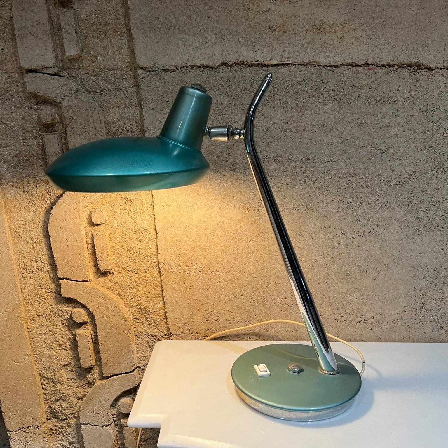1960s Green Desk Lamp Space Age Boomerang Style of Luis Pérez de la Oliva Fase For Sale 7