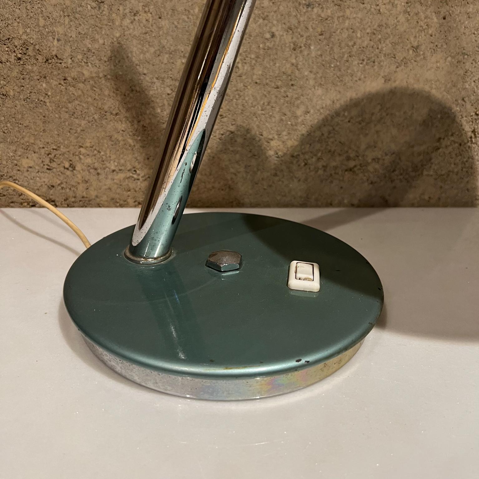 Mid-Century Modern 1960s Green Desk Lamp Space Age Boomerang Style of Luis Pérez de la Oliva Fase For Sale