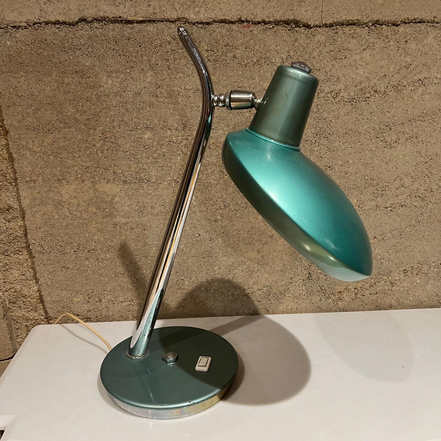 1960s Green Desk Lamp Space Age Boomerang Style of Luis Pérez de la Oliva Fase In Good Condition For Sale In Chula Vista, CA