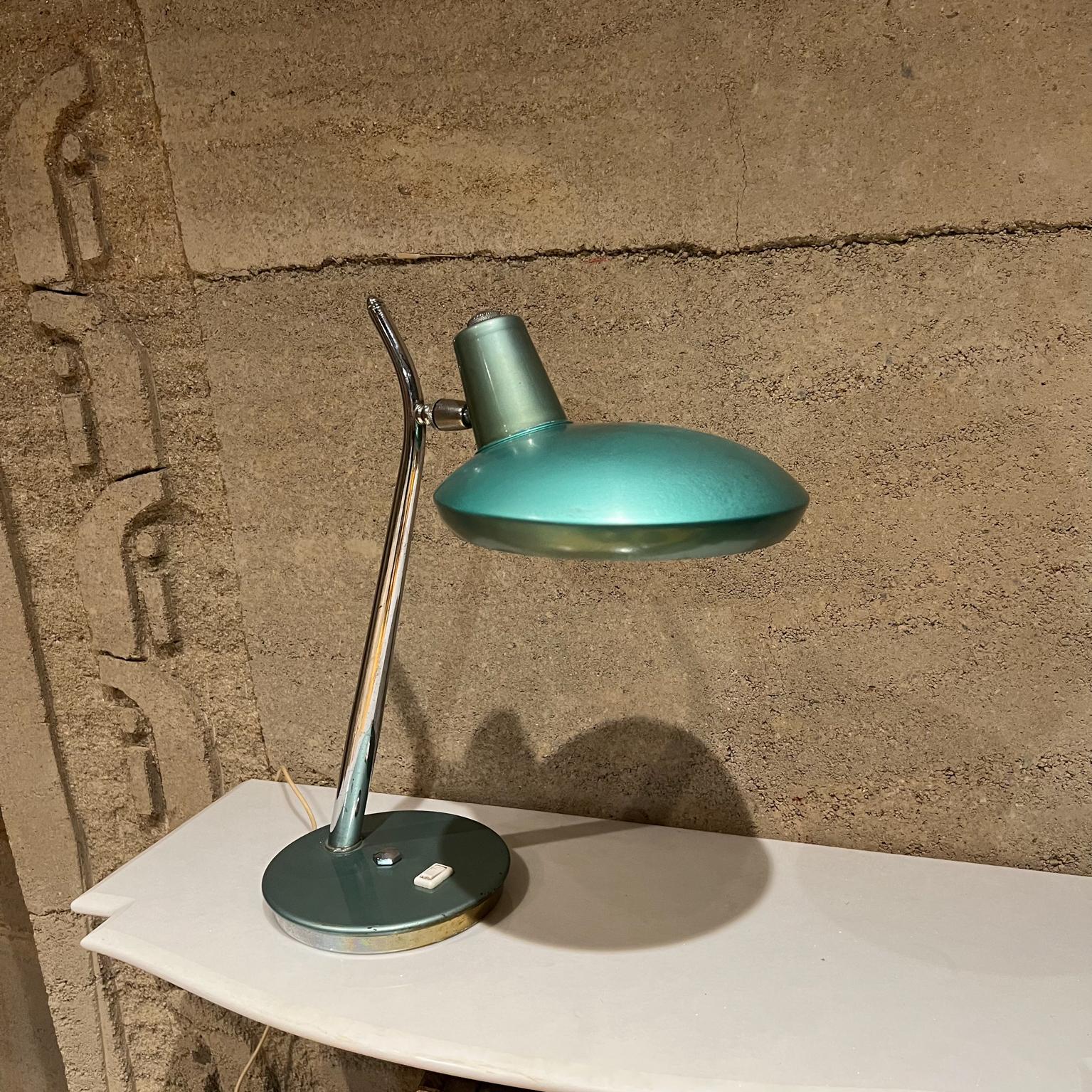 Mid-20th Century 1960s Green Desk Lamp Space Age Boomerang Style of Luis Pérez de la Oliva Fase For Sale