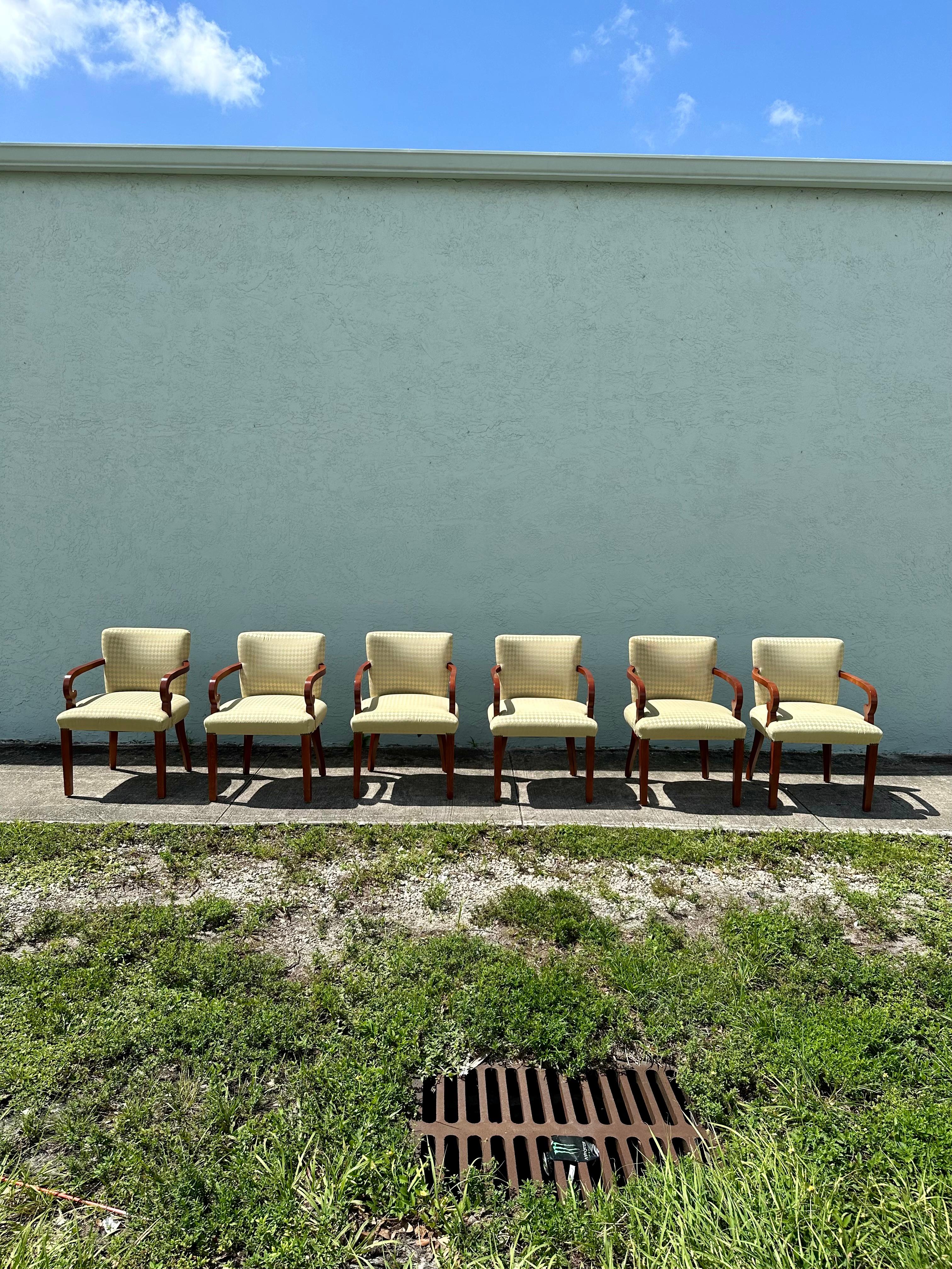 Versetzen Sie sich mit diesem exquisiten Esszimmerstuhl-Set in die eleganten und raffinierten 1960er Jahre zurück. Die äußerst seltenen Stühle strahlen einen Hauch von Geschichte und Raffinesse aus. Das Design ist durchgängig herausragend. Die