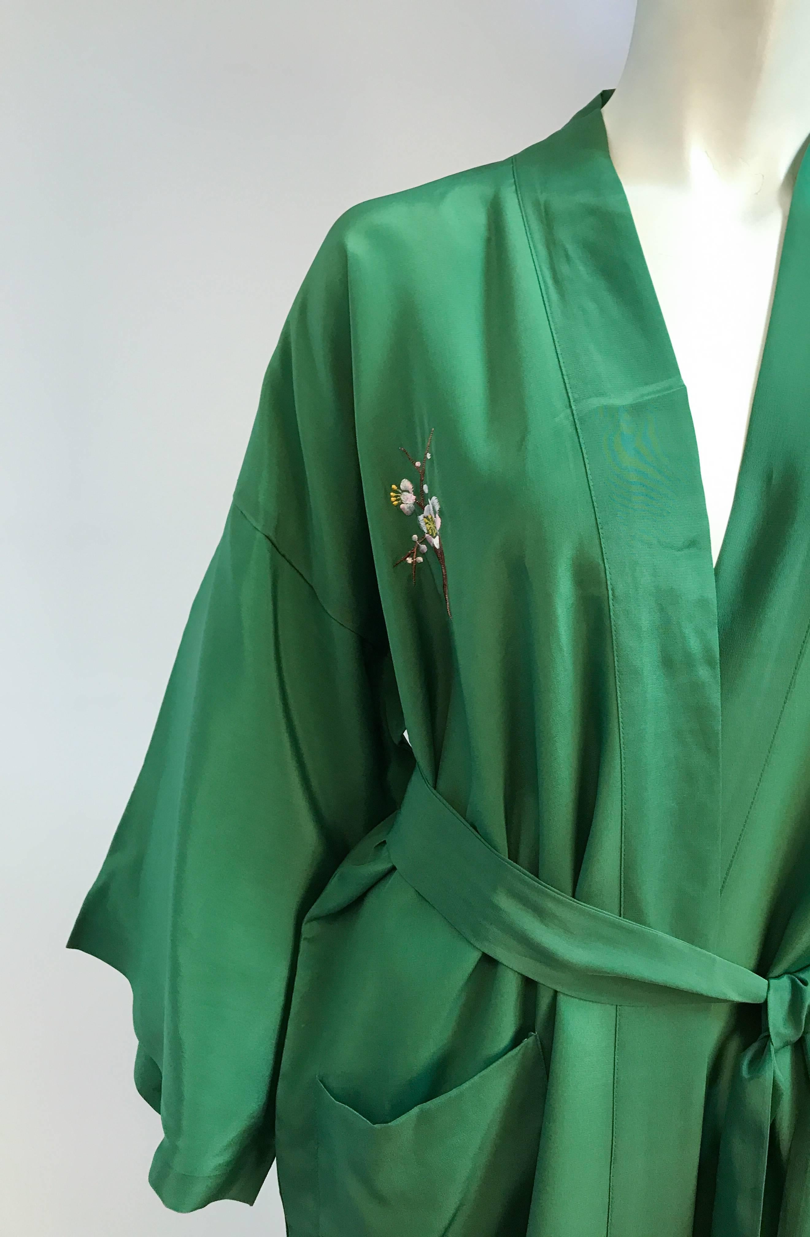 1960's Green Embroidered Kimono In Excellent Condition In San Francisco, CA