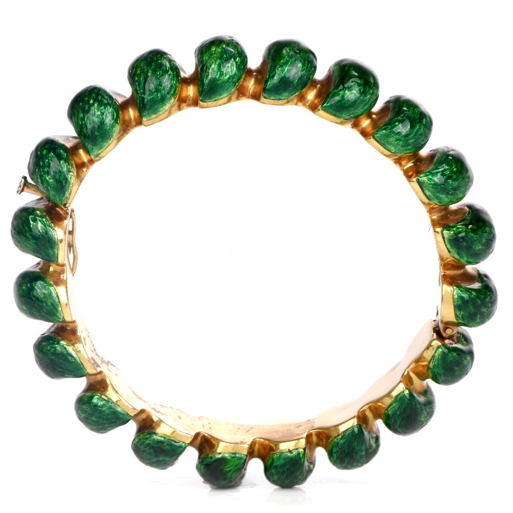 1960s Green Enamel 18 Karat Heavy Yellow Gold Bangle Bracelet In Good Condition In Miami, FL