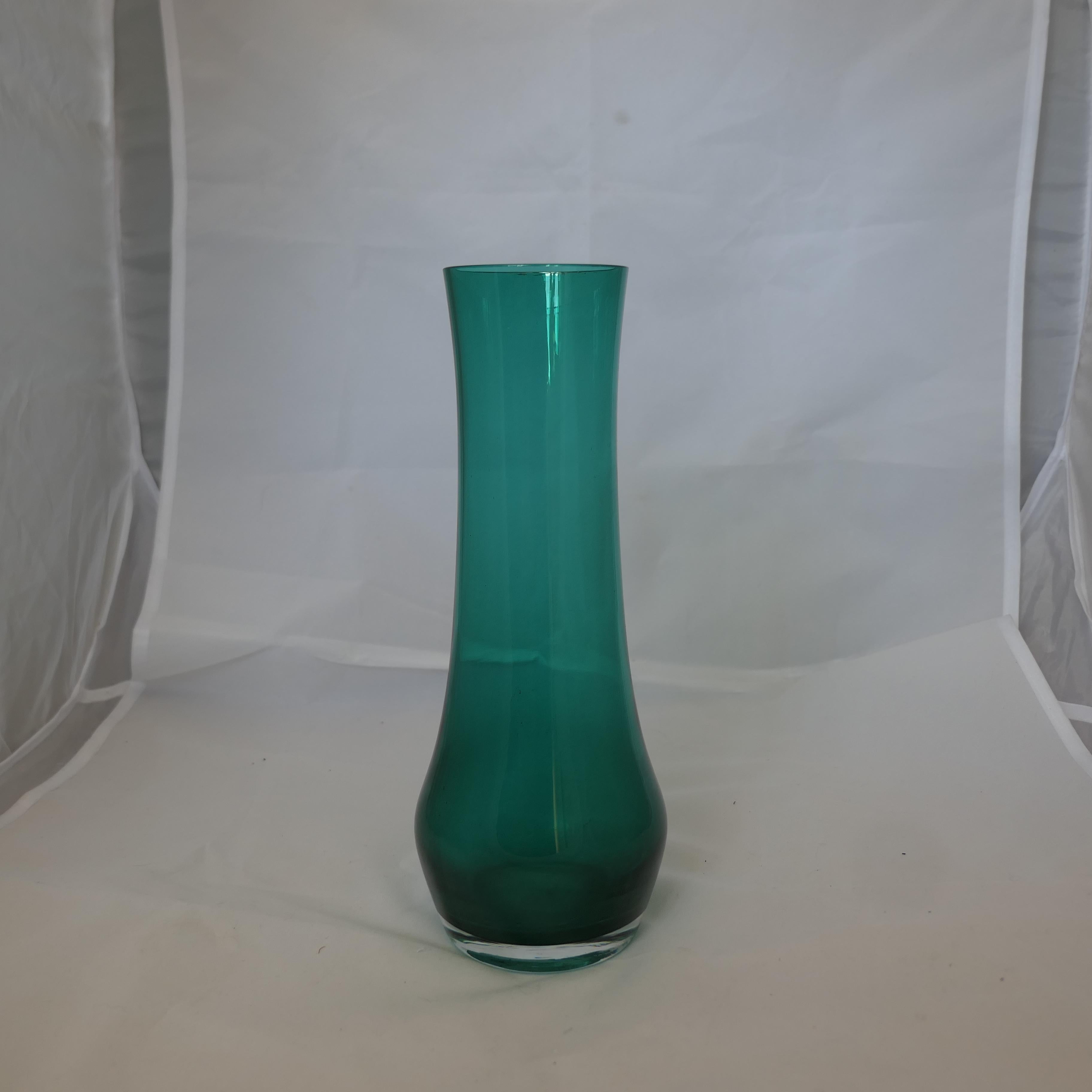 1960s Green Glass Vase by Tamara Aladin for Riihimäen Lasi Oy



A fine hand blown piece from Finland beautiful in both shape and colour, no chips 0r cracks
10” tall and 4” in diameter
FB207