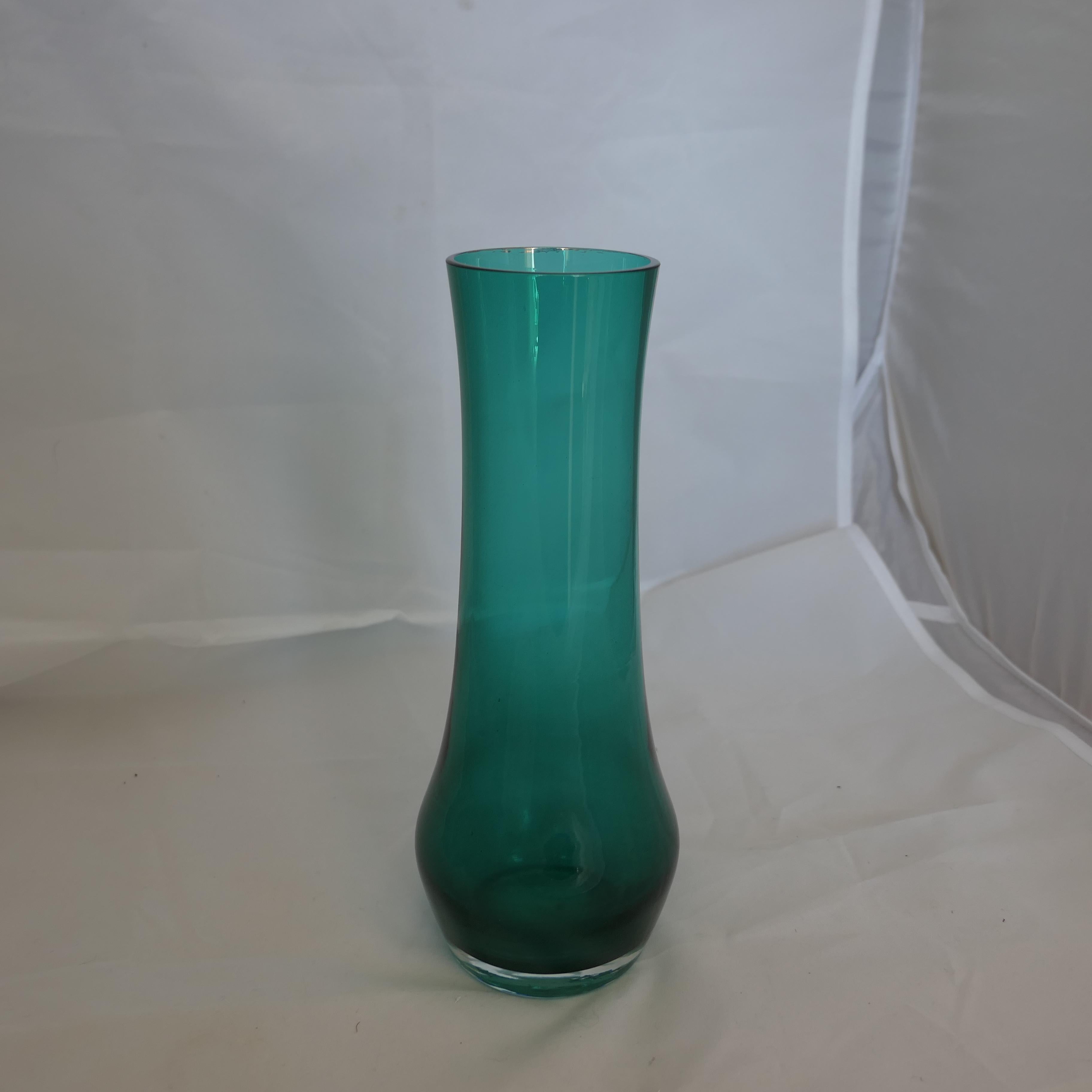 1960s Green Glass Vase by Tamara Aladin for Riihimäen Lasi Oy      In Good Condition For Sale In Chillerton, Isle of Wight