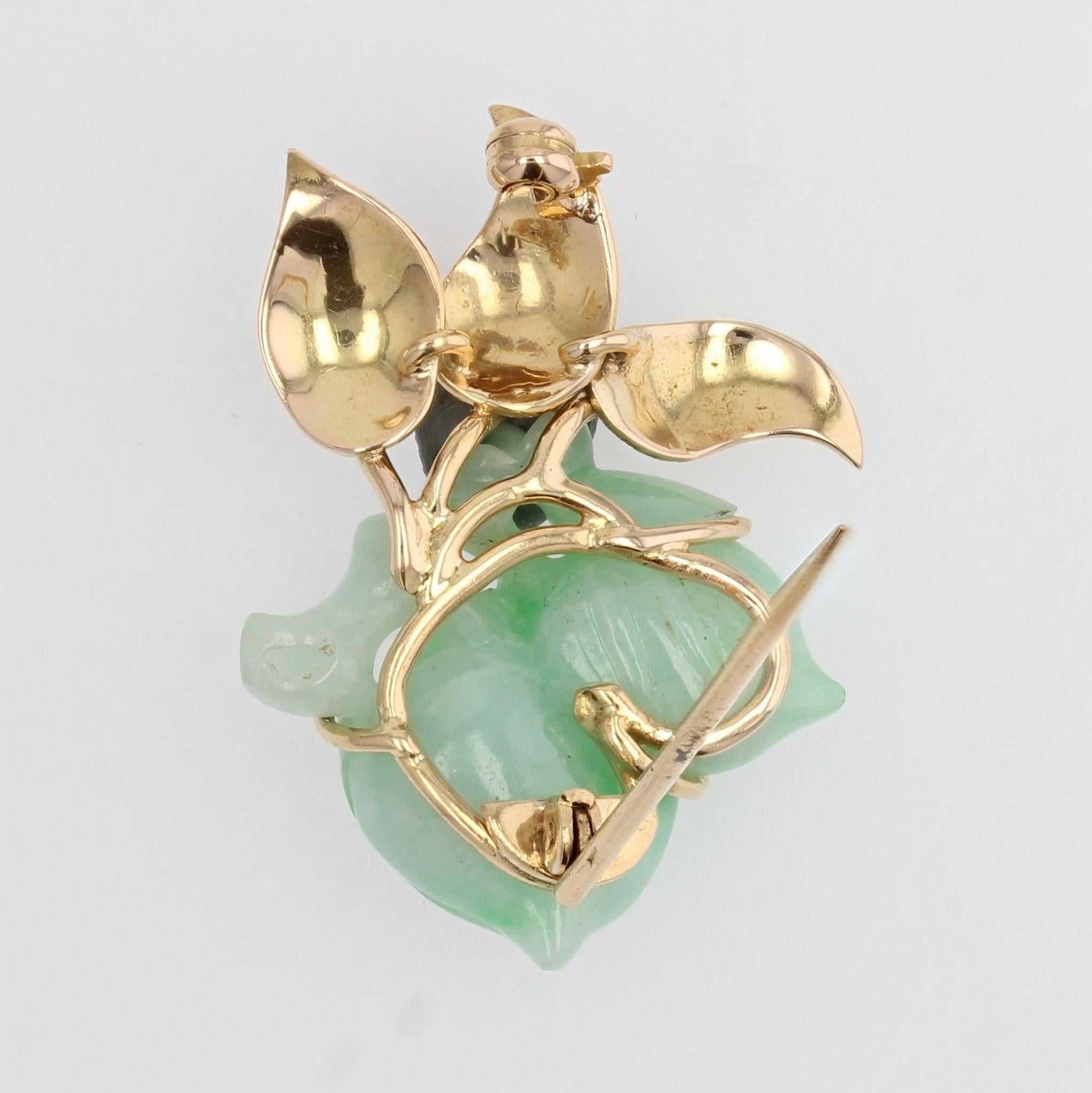 Broche en or jaune 18 carats et jade vert, années 1960 en vente 5