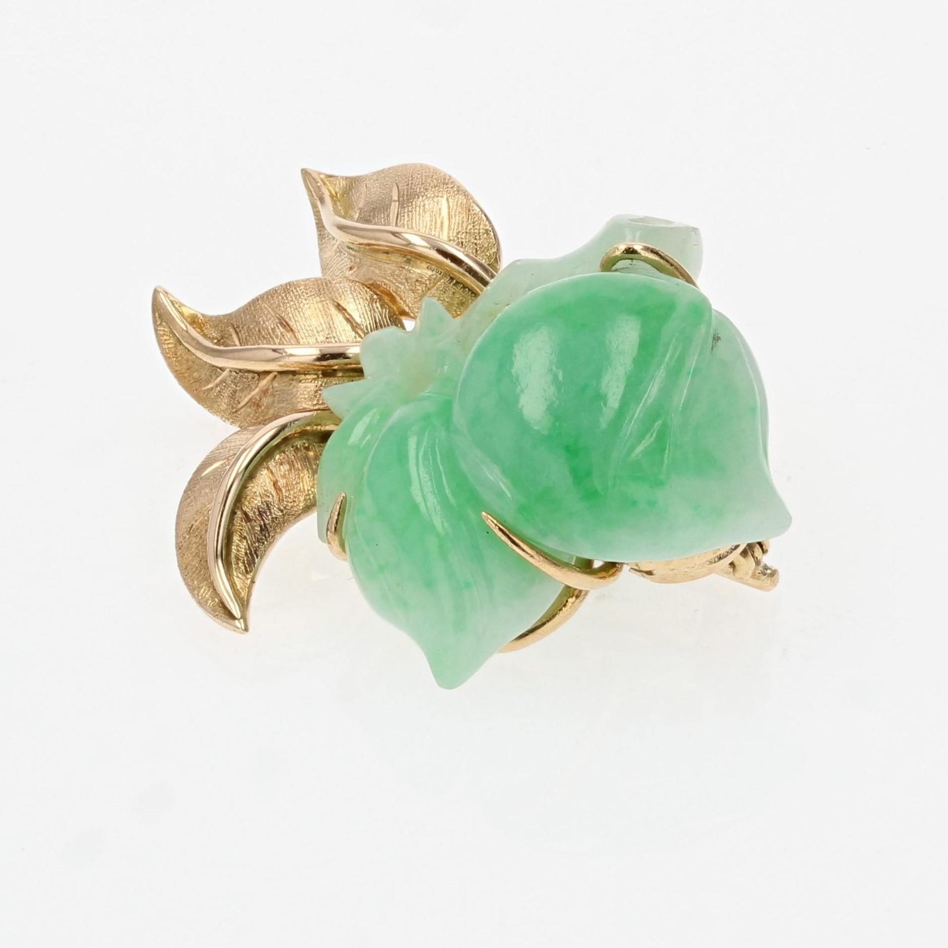 Taille française Broche en or jaune 18 carats et jade vert, années 1960 en vente