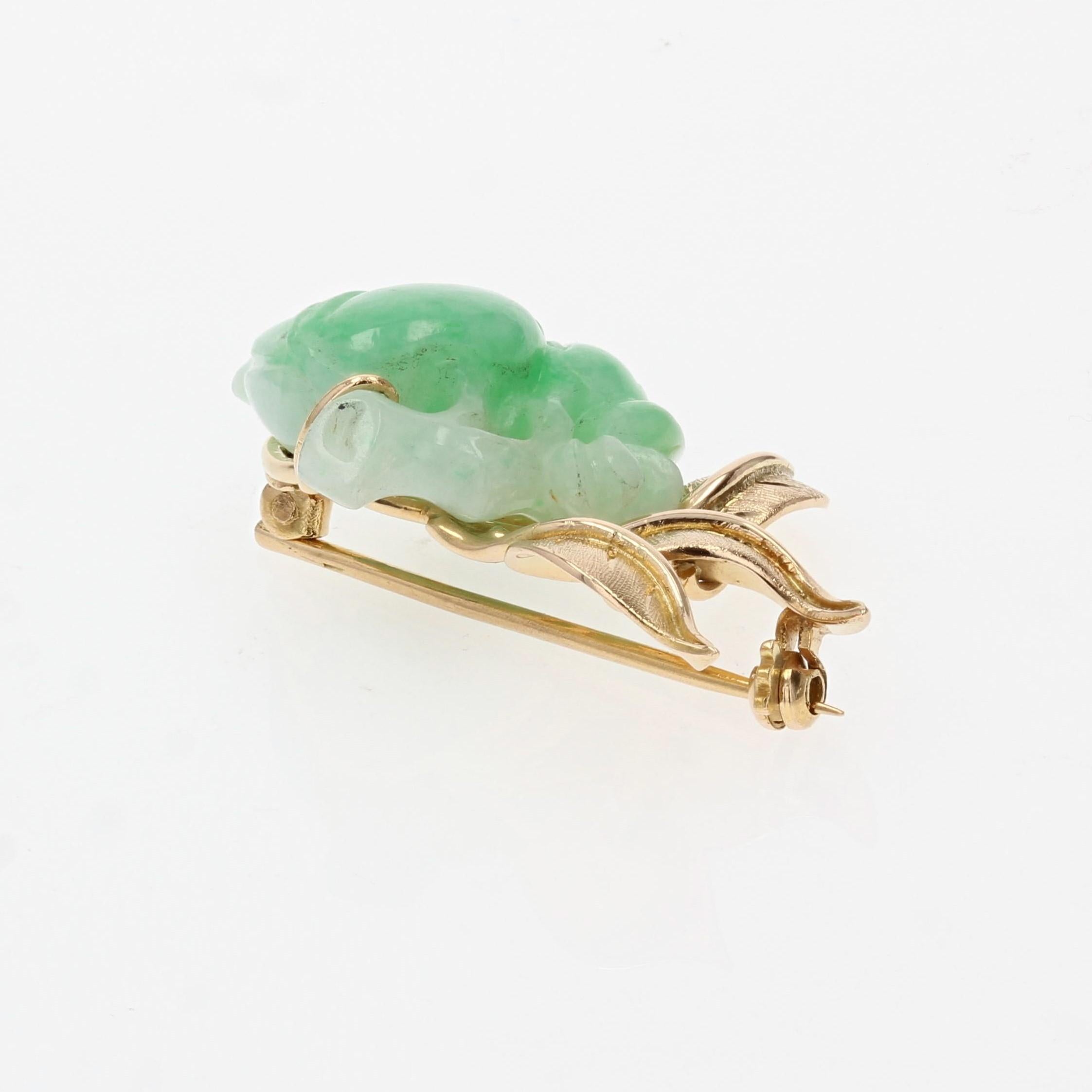Broche en or jaune 18 carats et jade vert, années 1960 Pour femmes en vente