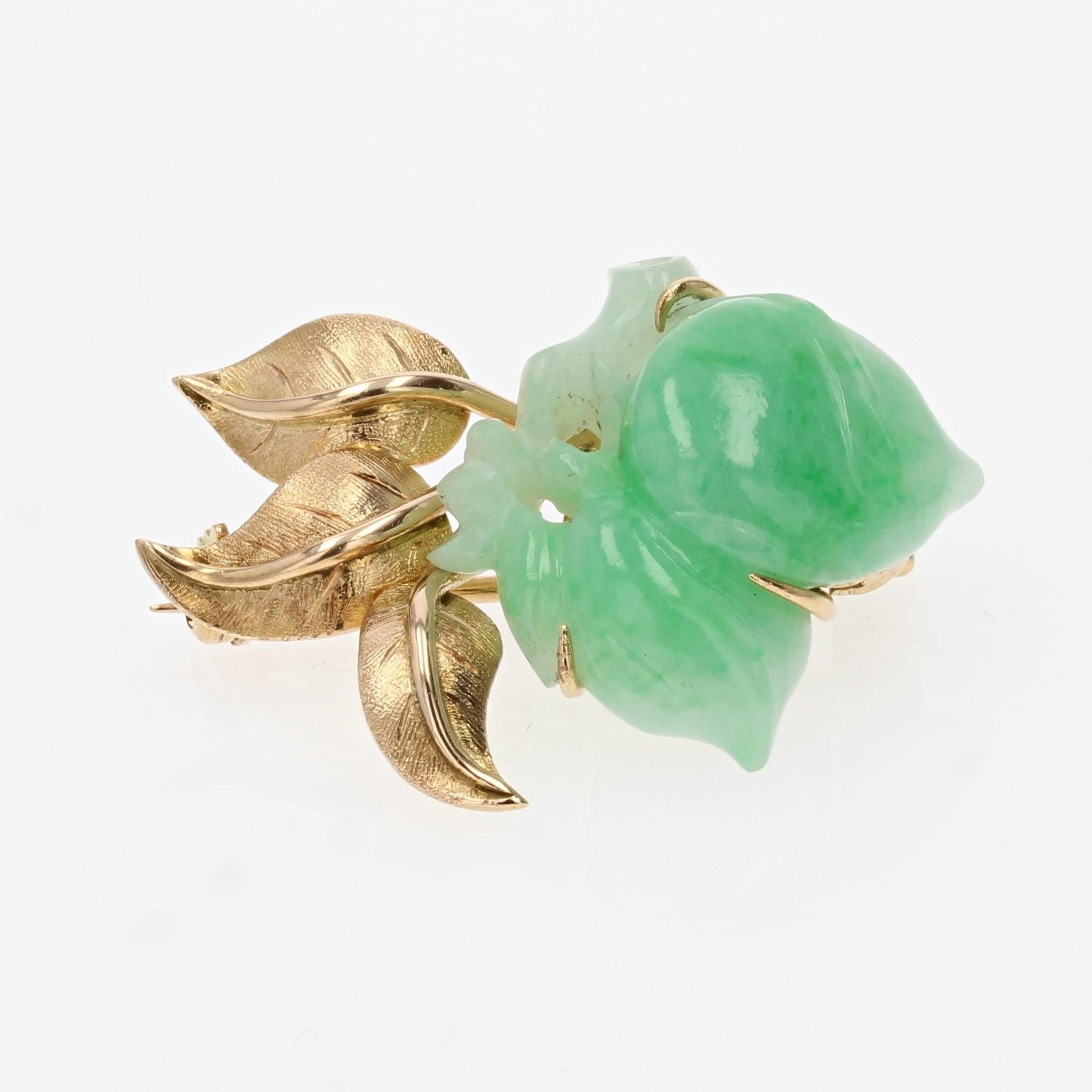 Grüne Jade-Brosche aus 18 Karat Gelbgold aus den 1960er Jahren im Angebot 1