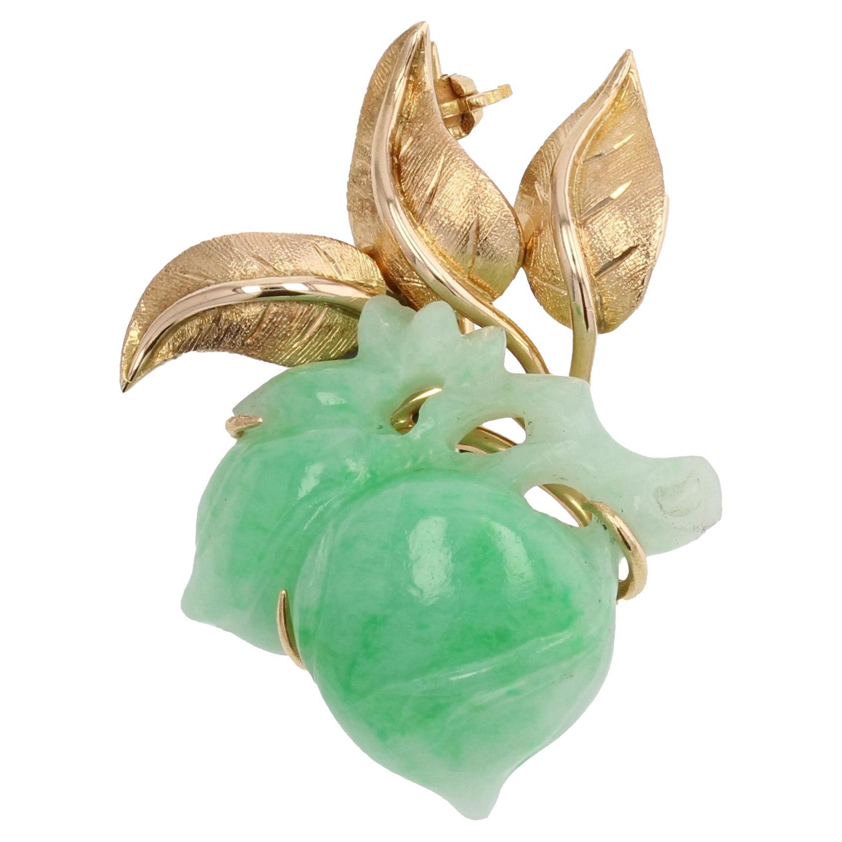 Grüne Jade-Brosche aus 18 Karat Gelbgold aus den 1960er Jahren im Angebot