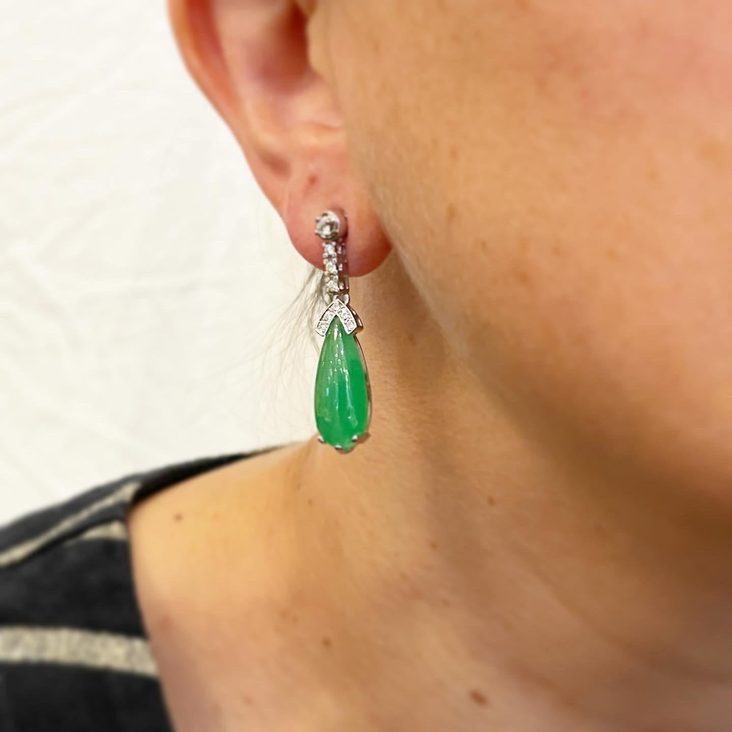 Brilliant Cut 1960s Green Jadeite jade Diamonds 18k White Gold Stud Pear Drop Long Earrings