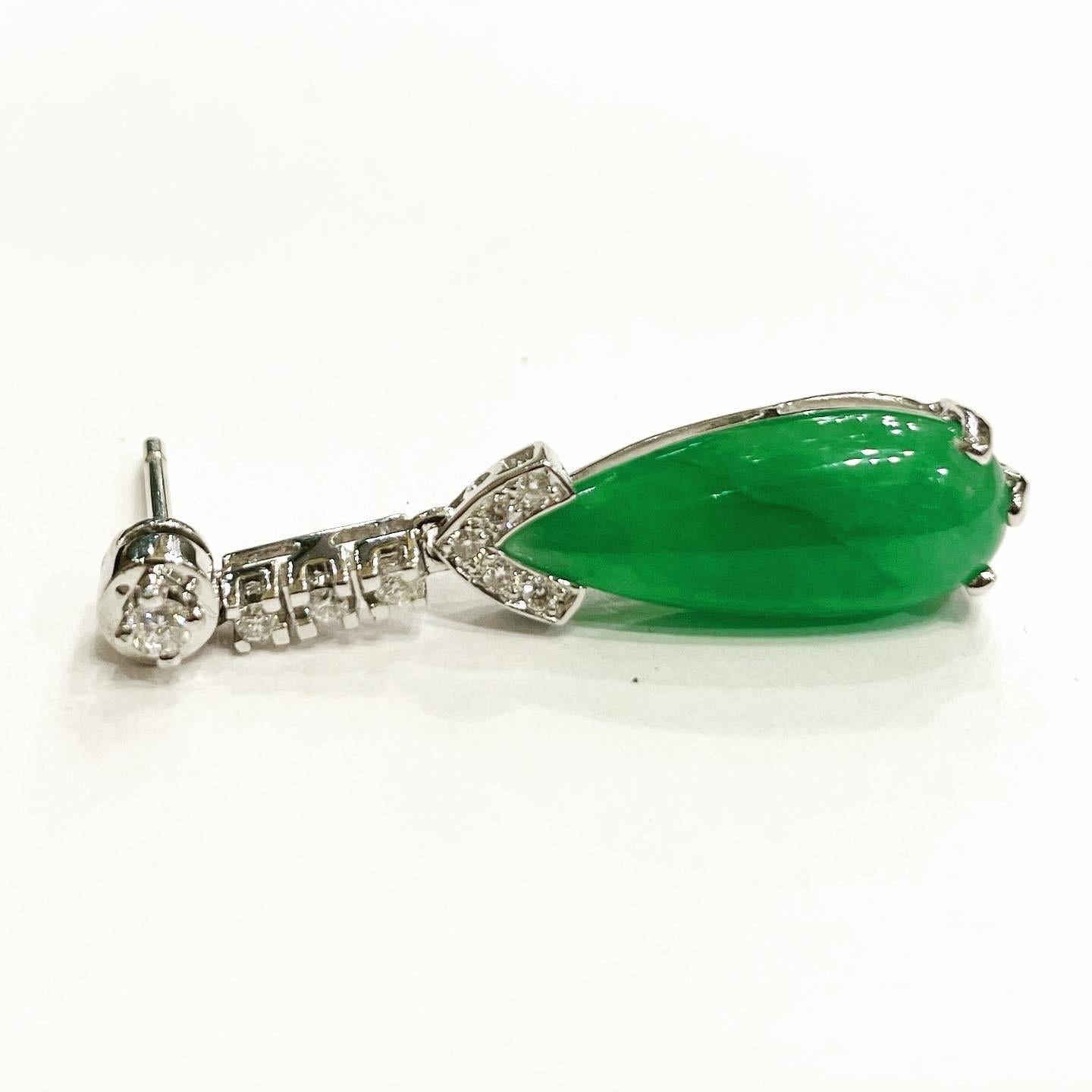 Women's or Men's 1960s Green Jadeite jade Diamonds 18k White Gold Stud Pear Drop Long Earrings