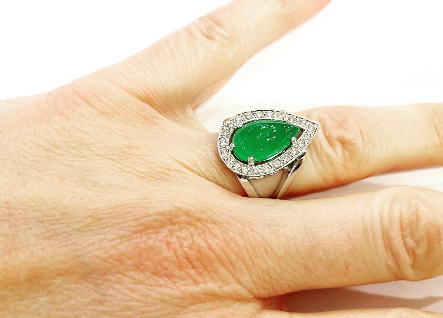 1960s, Green Jadeite Jade Diamonds Halo 18k White Gold Cluster Ring In Good Condition In Pamplona, Navarra