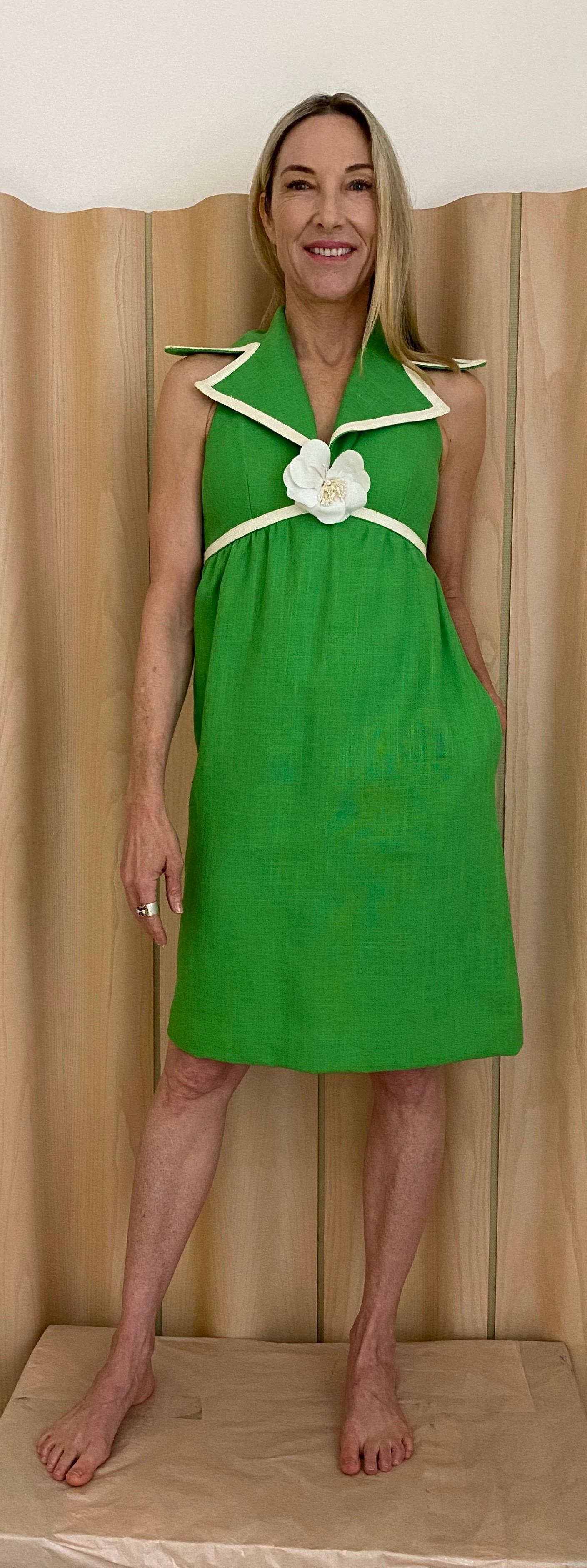 1960s Mollie Parnis Green linen  cocktail day dress.  Dress has metal zipper.  Fully lined in excellent condition. no stains or holes. pockets.

Best fit size 2/4 / Small.
Bust: 34”
Length:  38