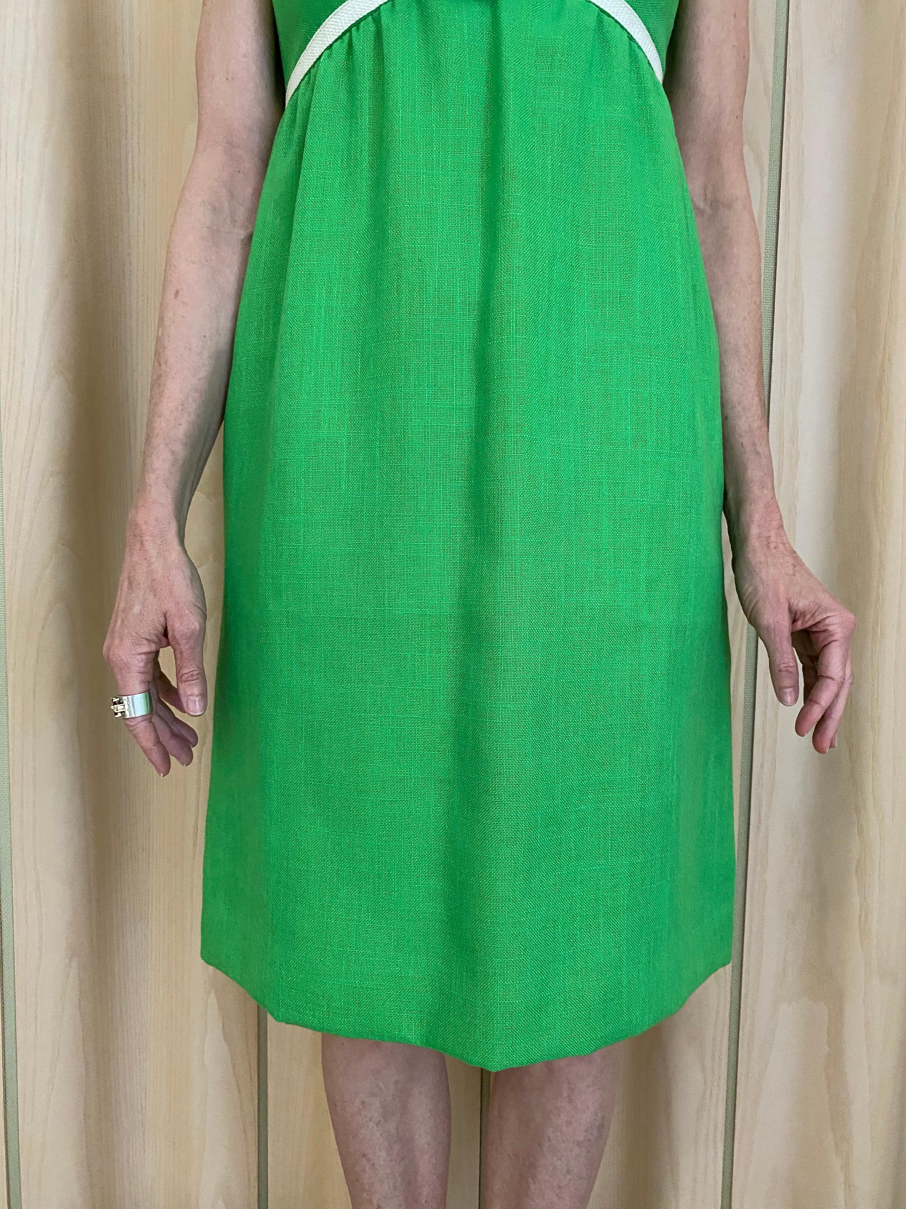 Robe de cocktail en lin vert des années 1960 en vente 3