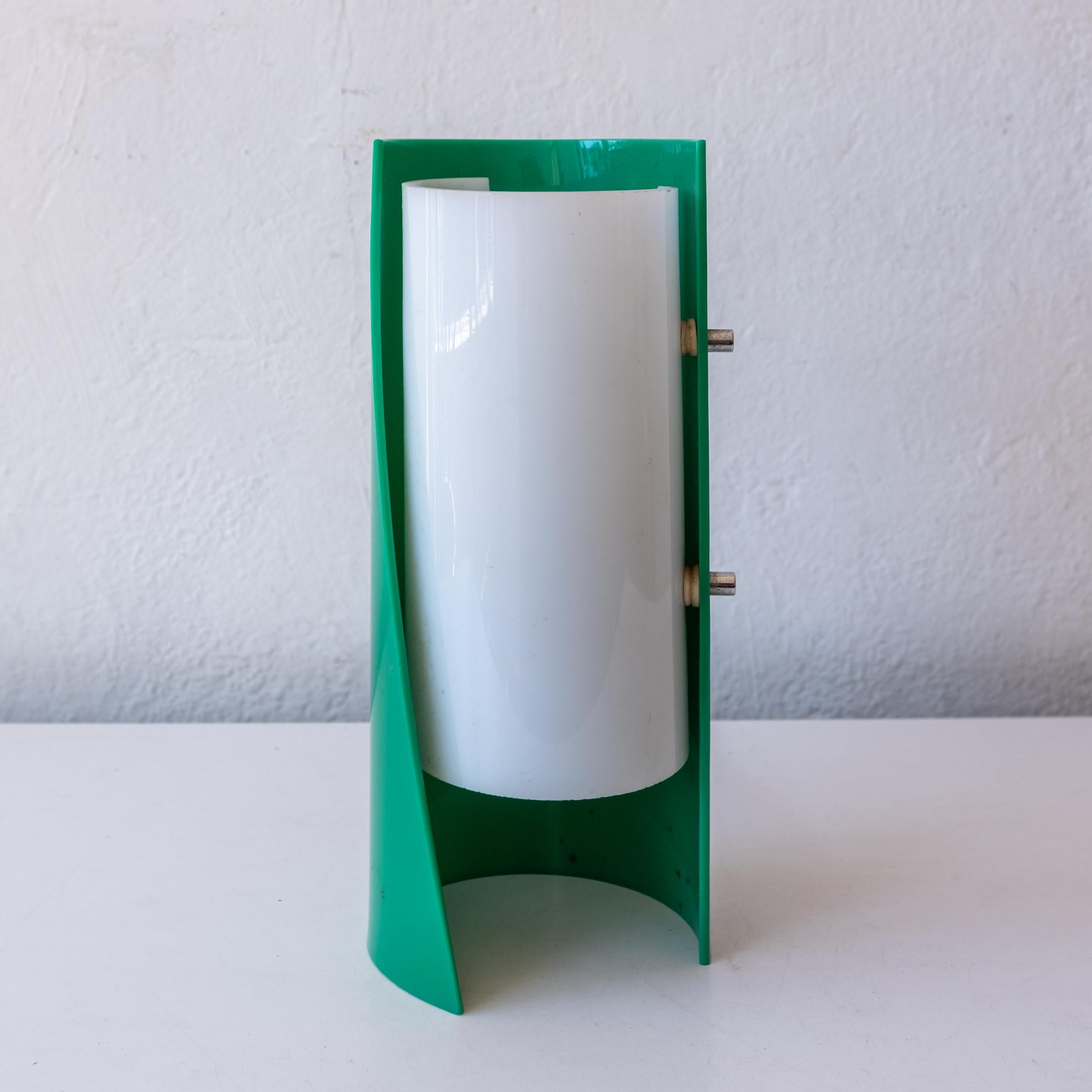 Lampada in plastica della metà del secolo scorso, proveniente dall'Italia. 1960s
