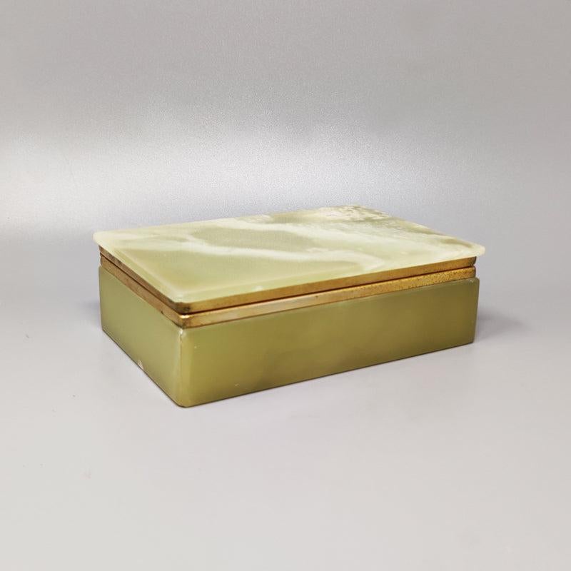 Green onyx box. Made in Italy. This box is amazing and in excellent condition.
Dimension:
6,10 x 3,93 x 1,96 H inches
15,5 x 10 x 5 H cm.

