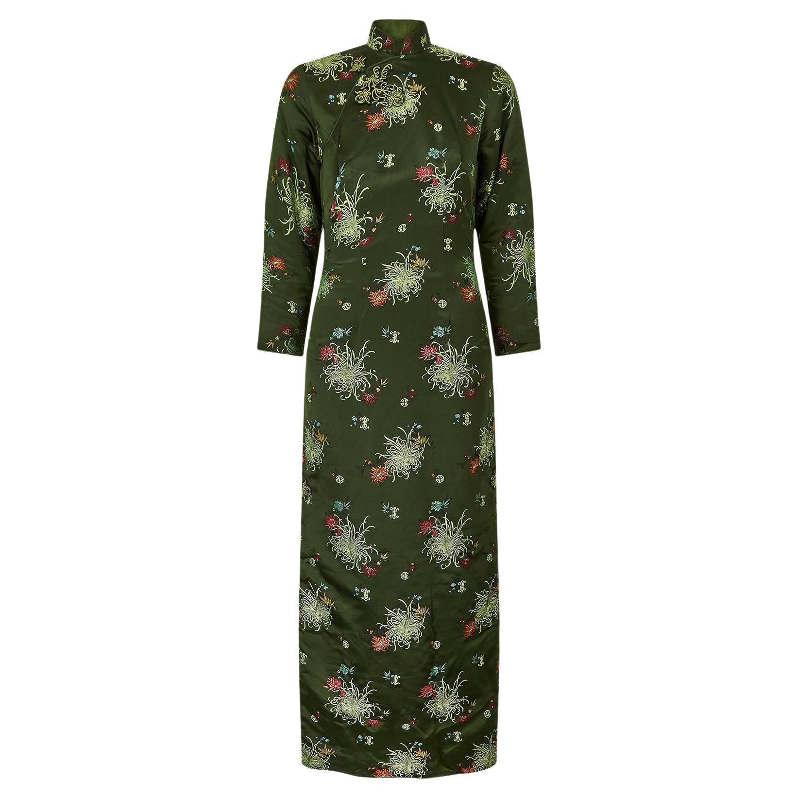 Abito a figura intera in seta pesante verde orientale degli anni 
60 in vendita