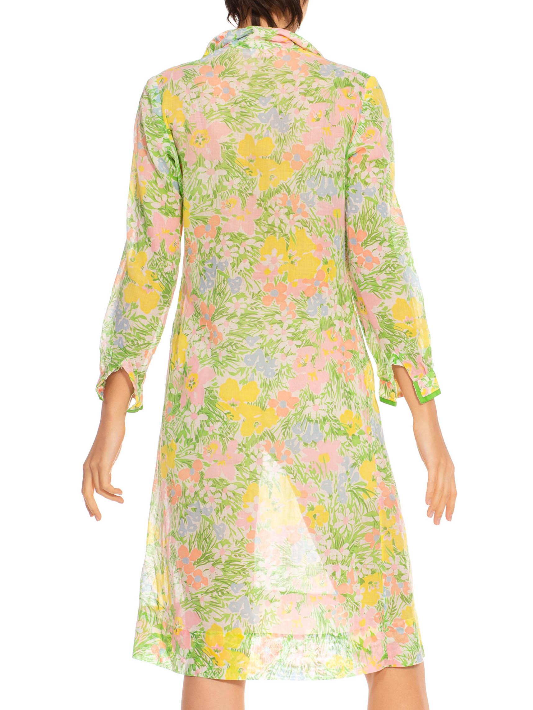 Robe chemise à fleurs en coton multicolore vert et rose des années 1960 en vente 2