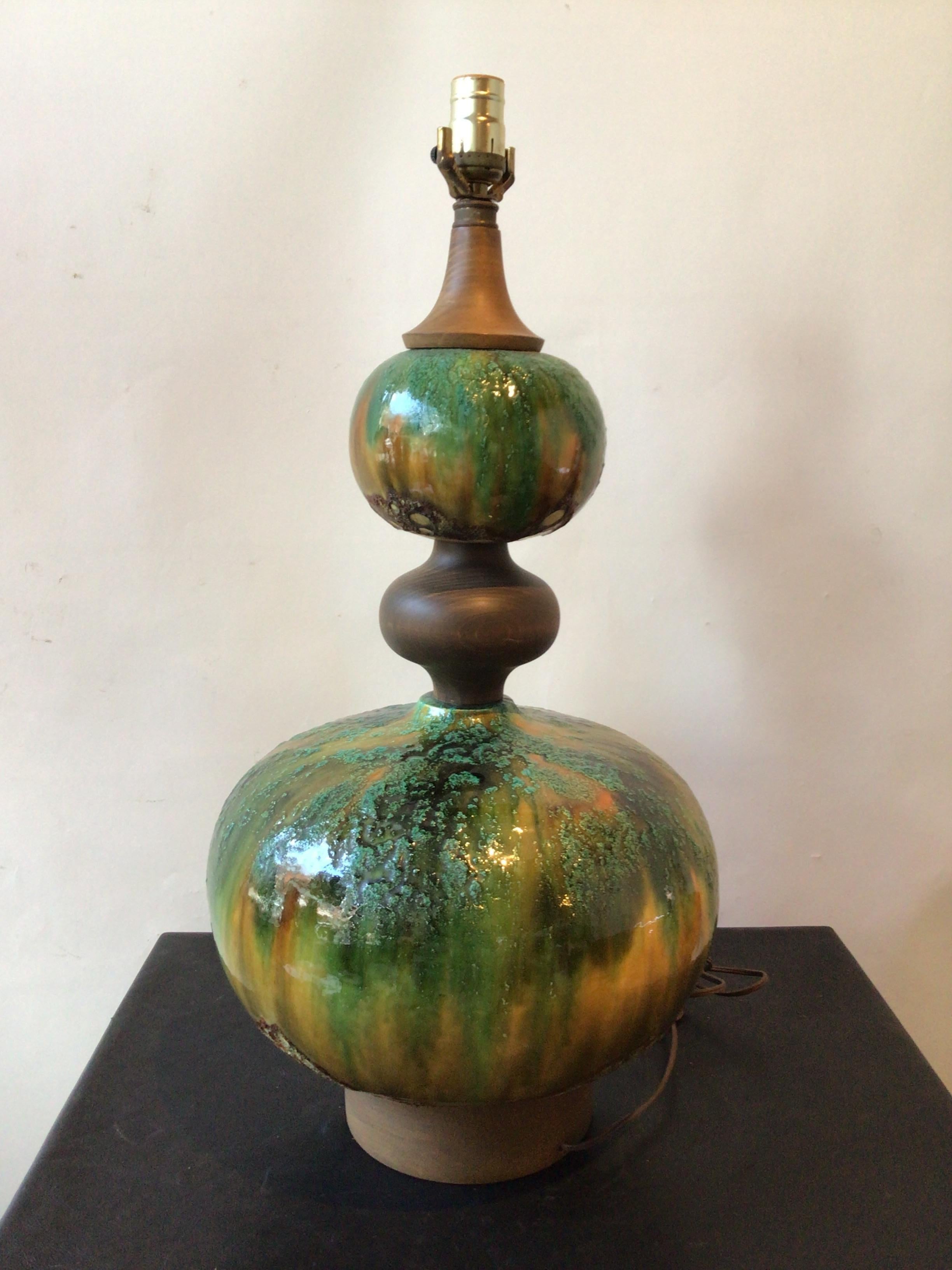 1960s Green Textured Ceramic Round Lamp on Wood Base In Good Condition For Sale In Tarrytown, NY