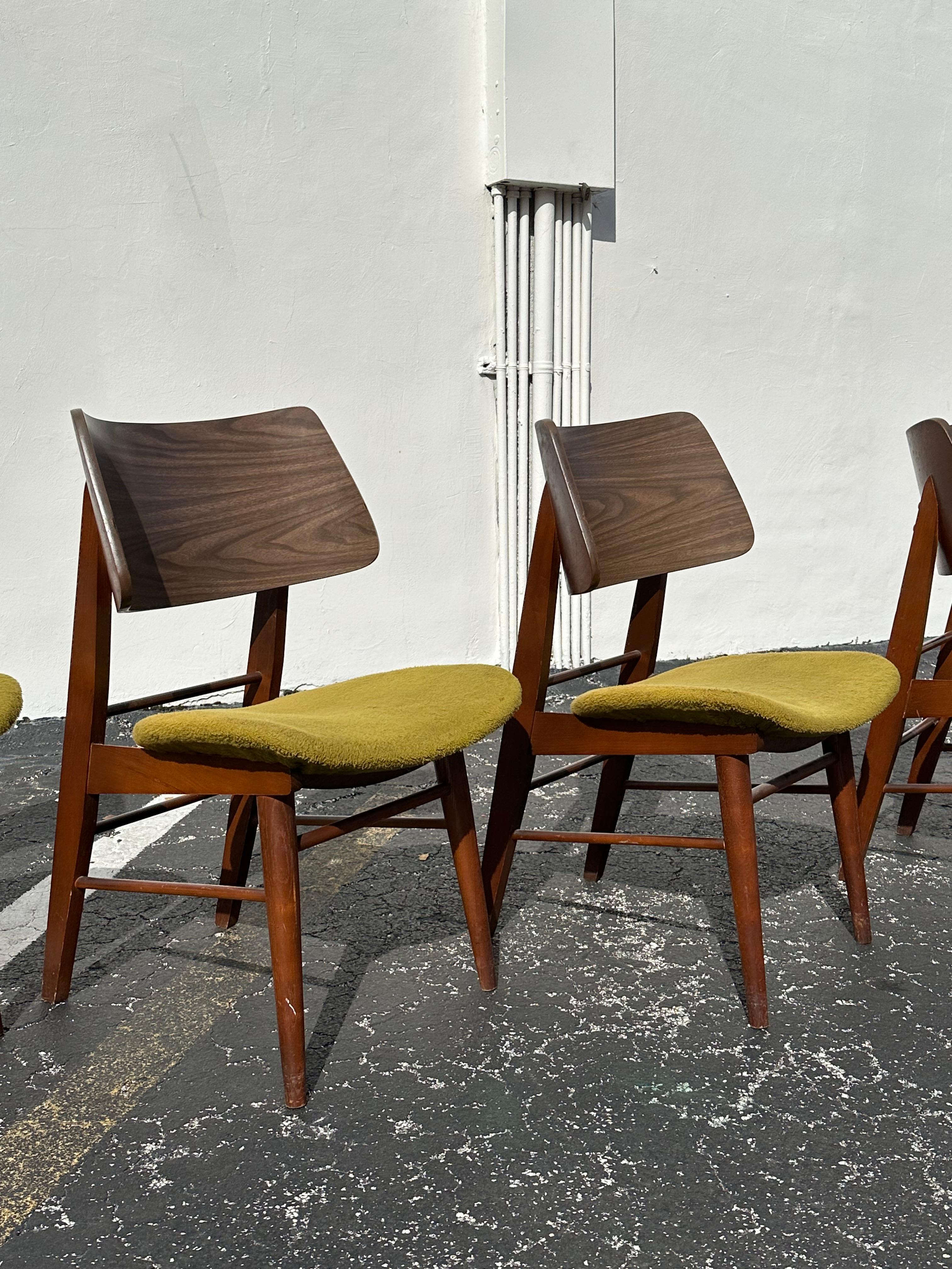 Sedie da pranzo MCM anni '60 con schienale curvo in legno verde Thonet, set di 6 in vendita 3