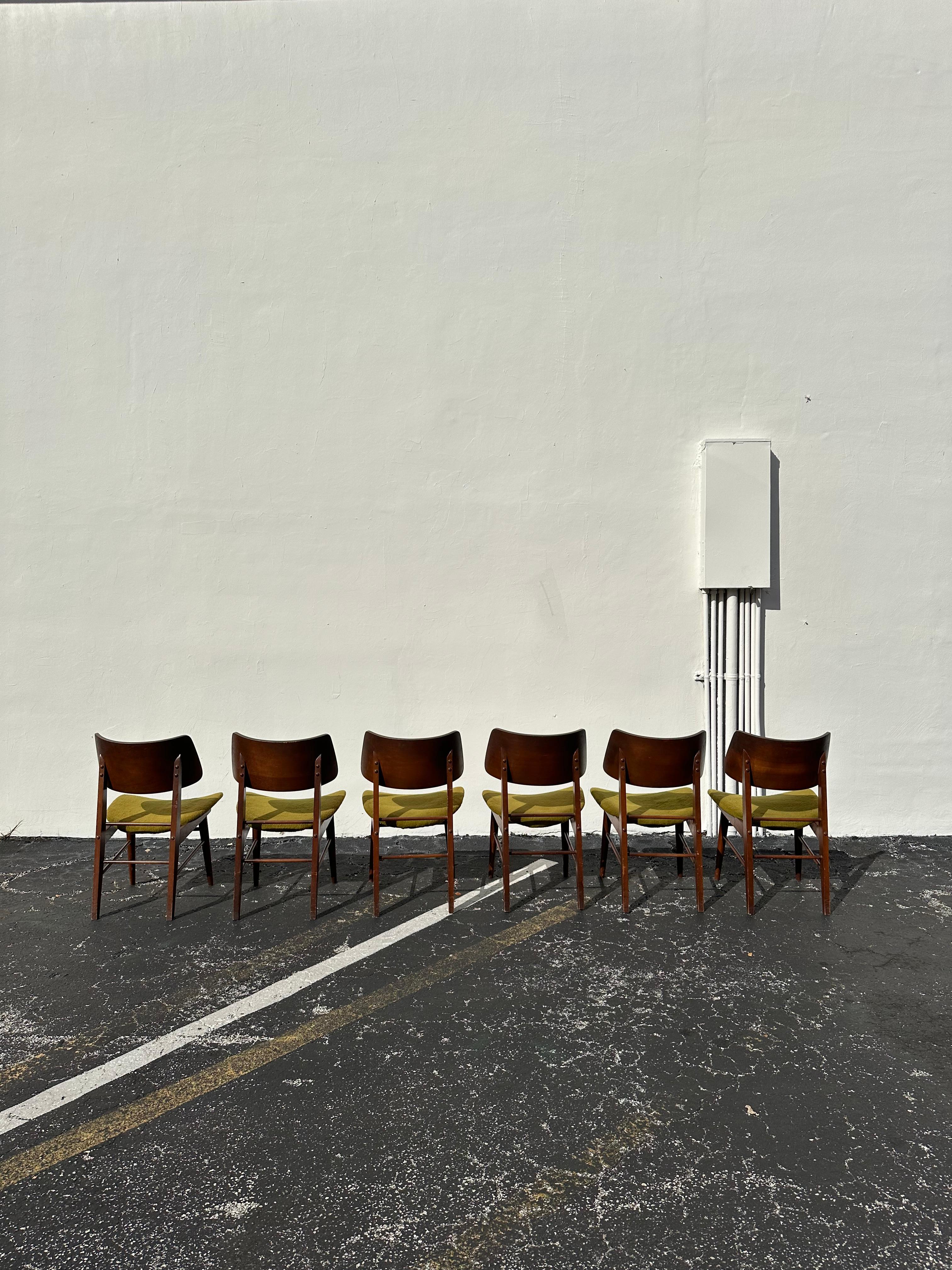 Sedie da pranzo MCM anni '60 con schienale curvo in legno verde Thonet, set di 6 in vendita 5