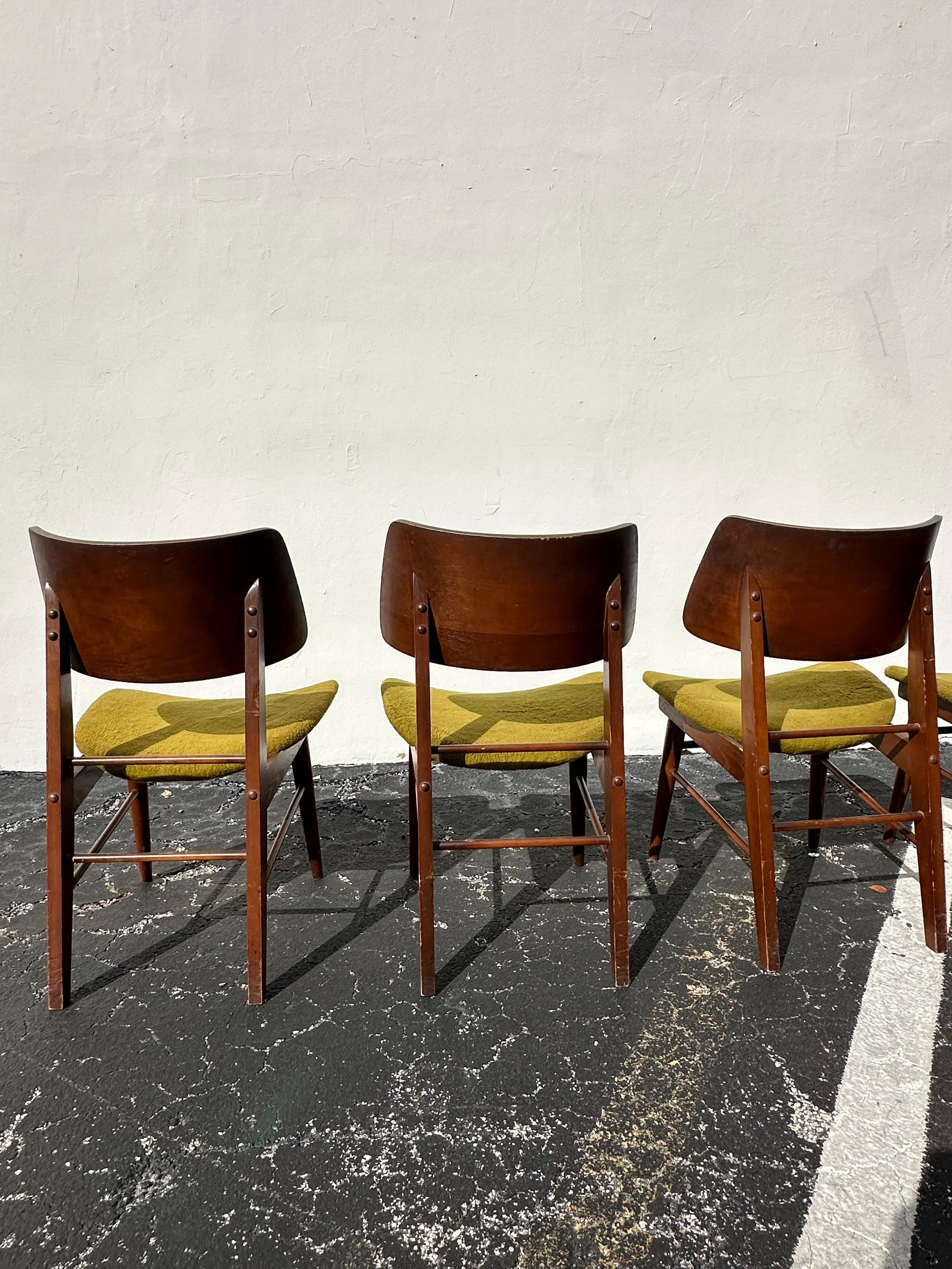 Sedie da pranzo MCM anni '60 con schienale curvo in legno verde Thonet, set di 6 in vendita 6