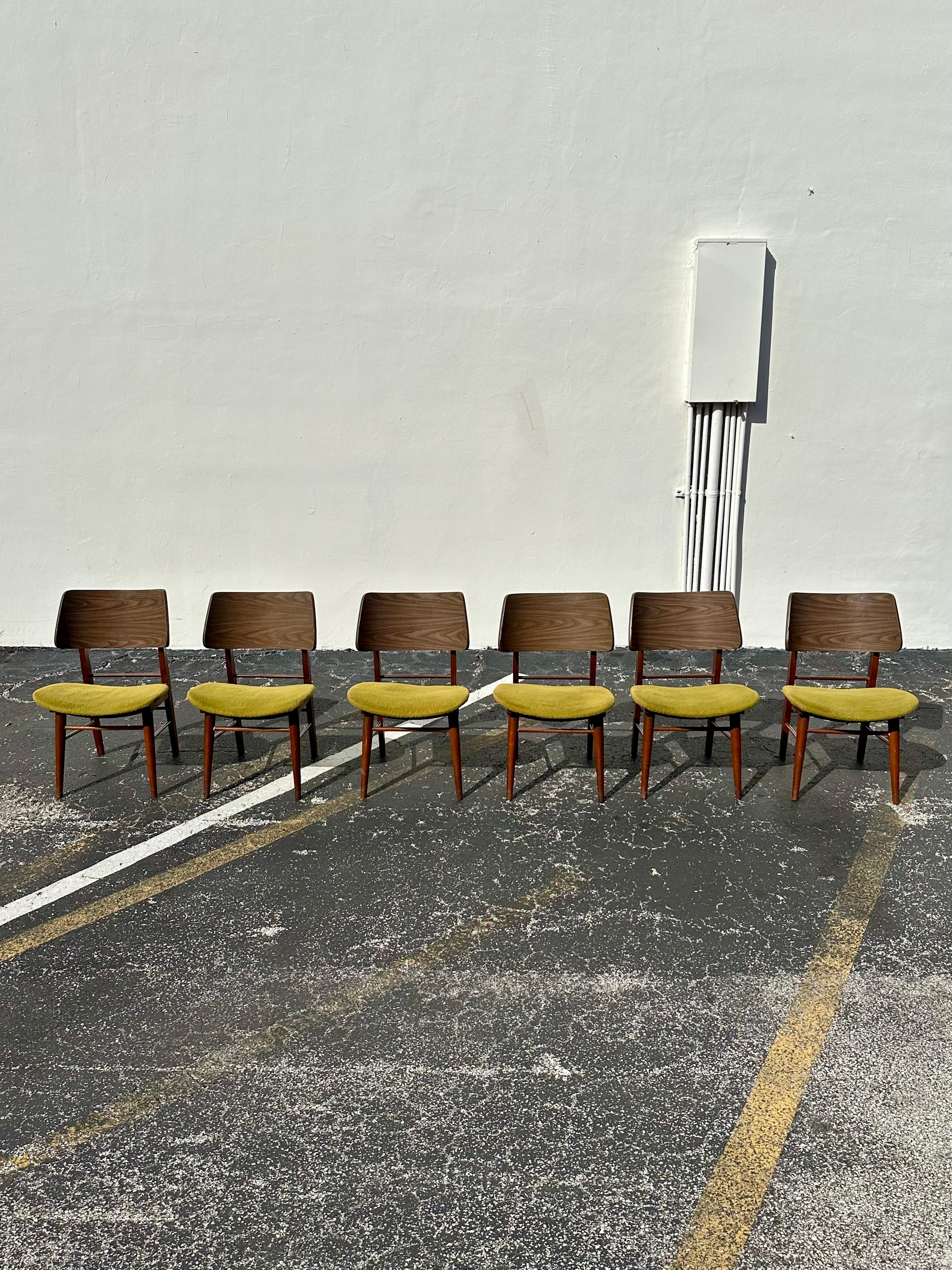 Sedie da pranzo in legno curvato di metà secolo di Thonet, il famoso produttore di mobili in legno curvato. Caratterizzato dalle cornici curve tipiche di Thonet, realizzate a mano in legno massiccio di faggio con una ricca finitura