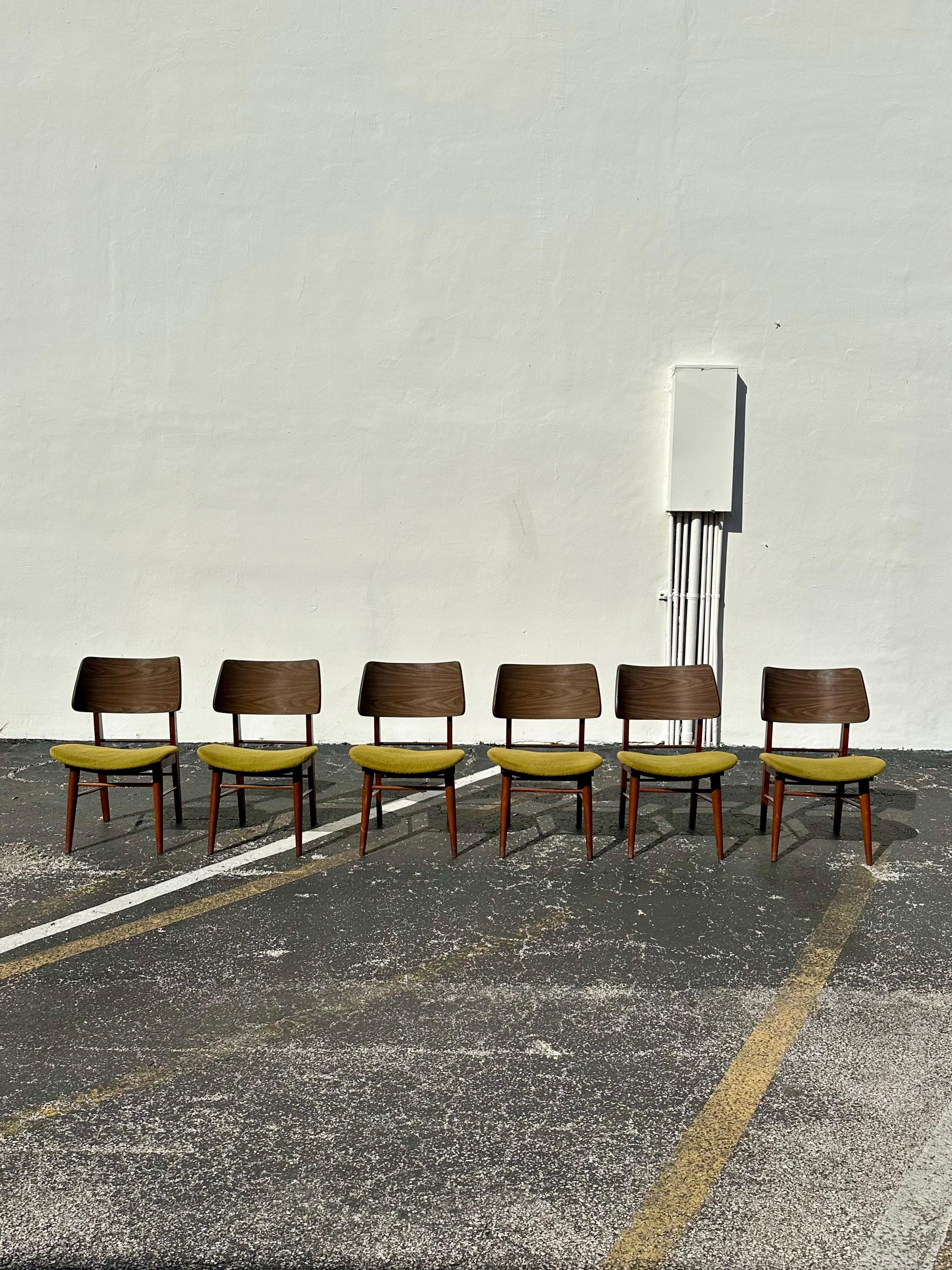 Mid-Century moderno Sedie da pranzo MCM anni '60 con schienale curvo in legno verde Thonet, set di 6 in vendita