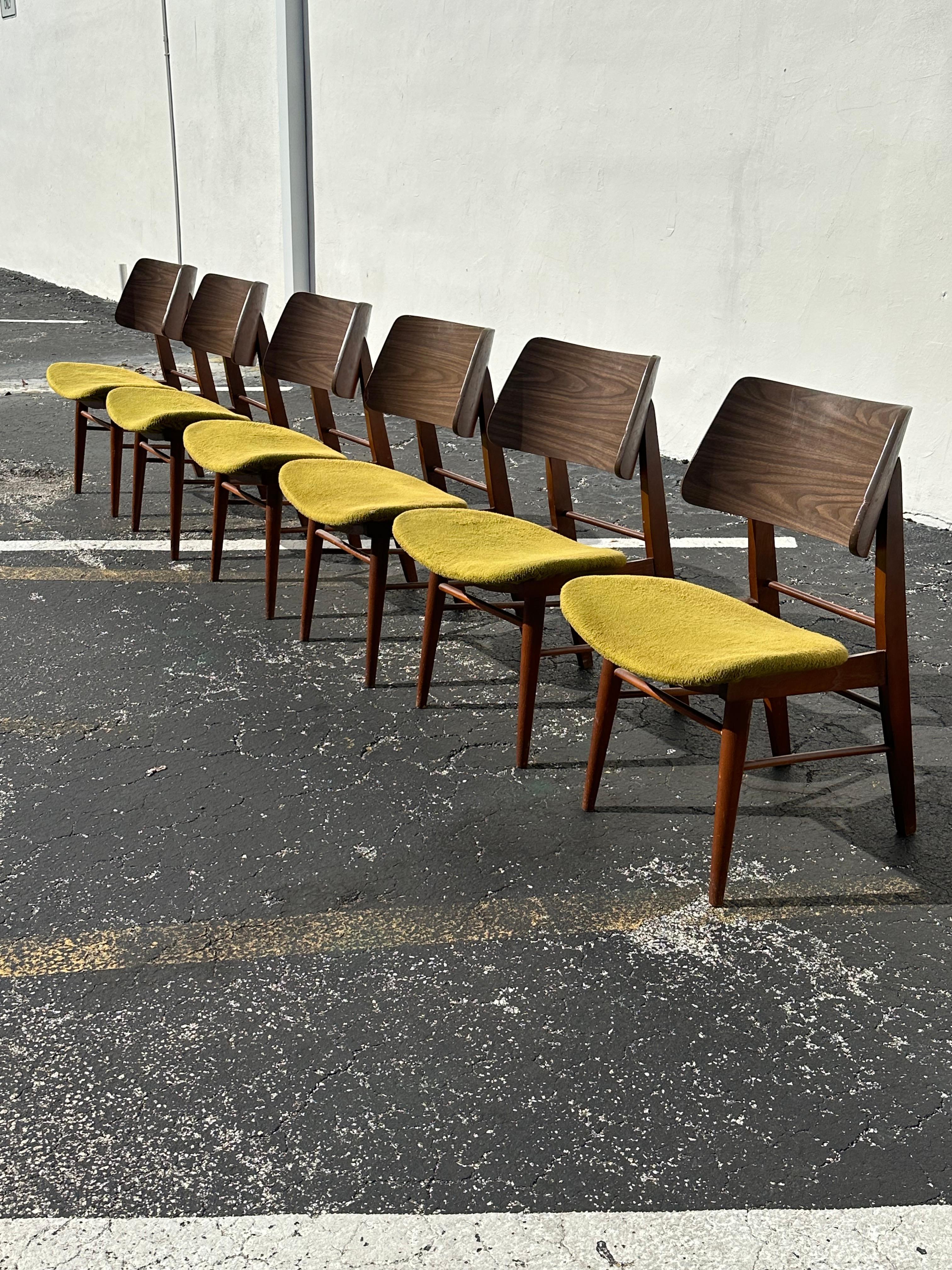 Europeo Sedie da pranzo MCM anni '60 con schienale curvo in legno verde Thonet, set di 6 in vendita