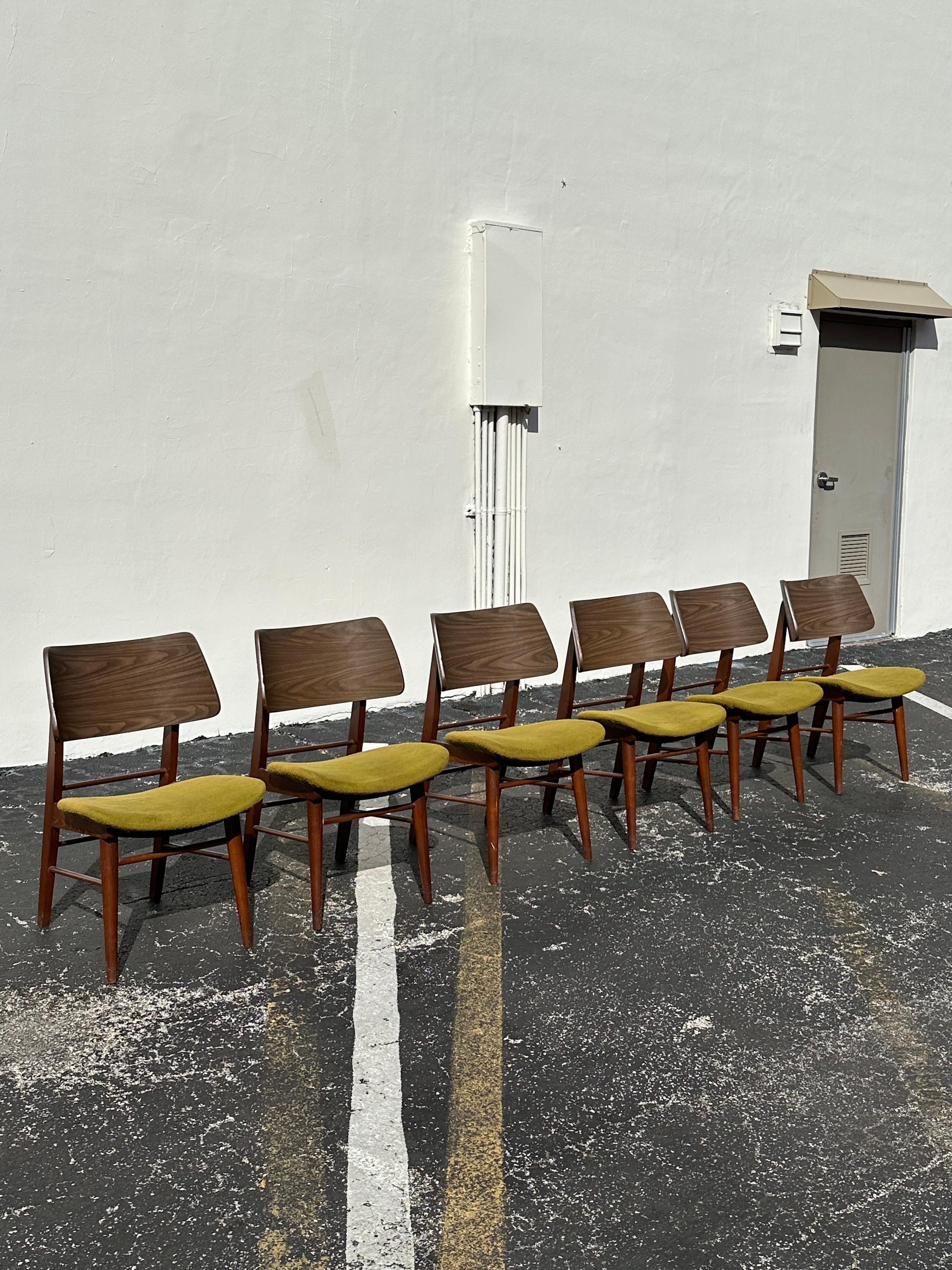 Sedie da pranzo MCM anni '60 con schienale curvo in legno verde Thonet, set di 6 In condizioni buone in vendita a Fort Lauderdale, FL