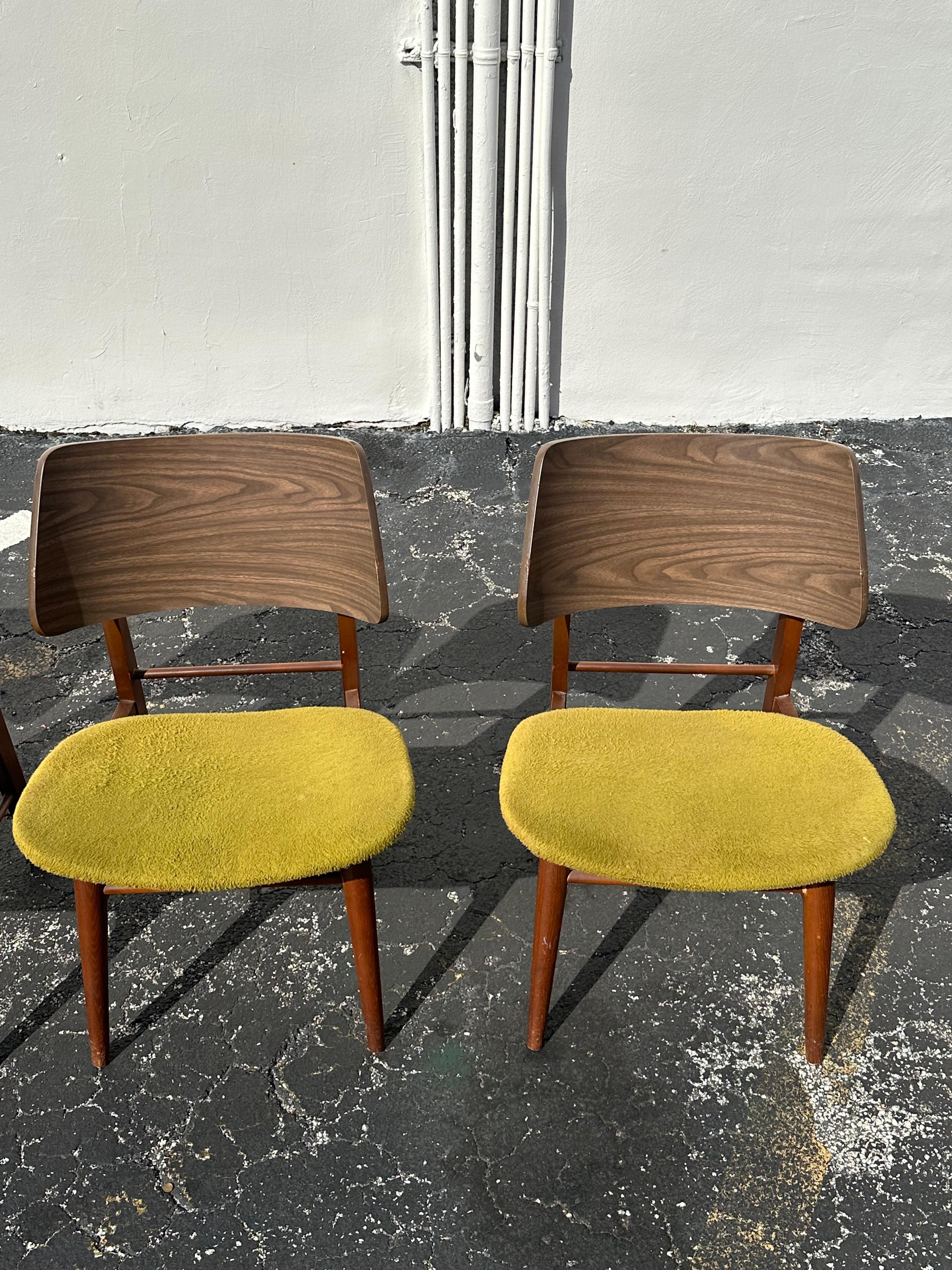 Metà XX secolo Sedie da pranzo MCM anni '60 con schienale curvo in legno verde Thonet, set di 6 in vendita