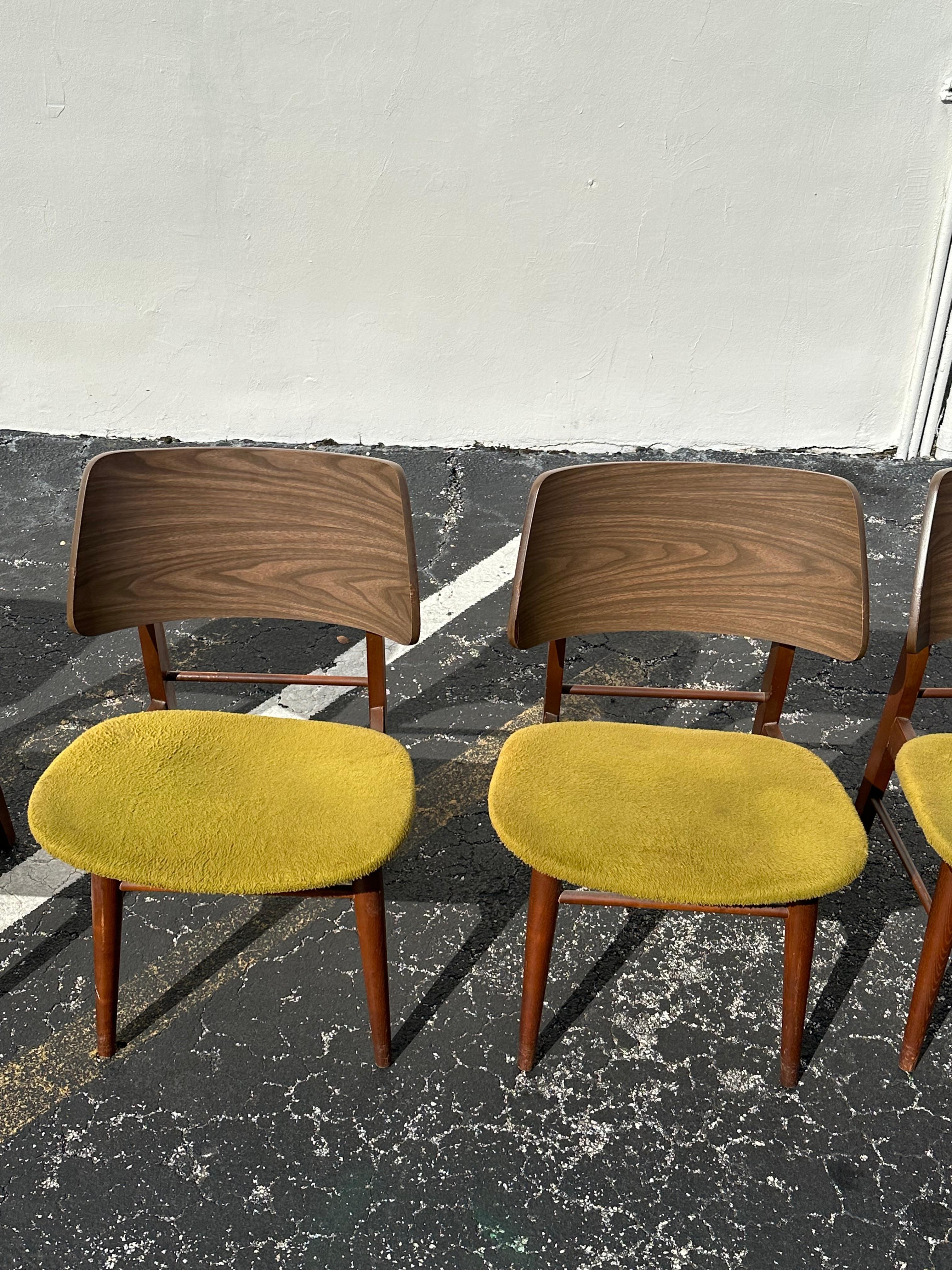Tappezzeria Sedie da pranzo MCM anni '60 con schienale curvo in legno verde Thonet, set di 6 in vendita