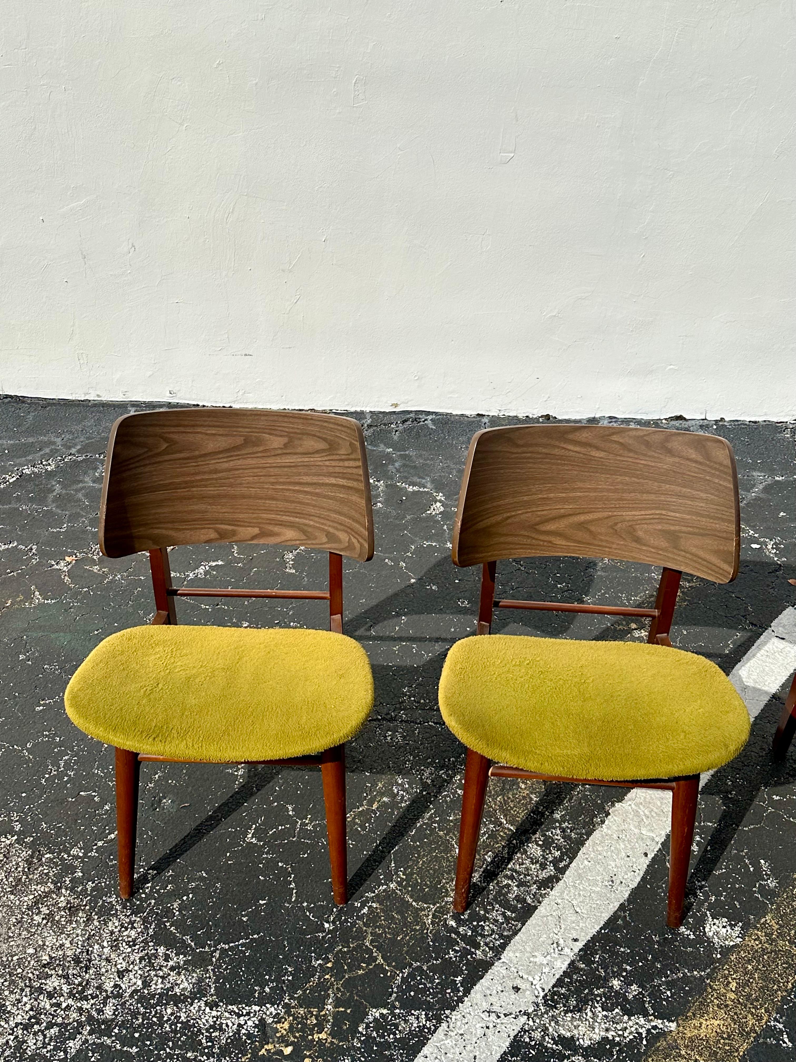 Sedie da pranzo MCM anni '60 con schienale curvo in legno verde Thonet, set di 6 in vendita 1