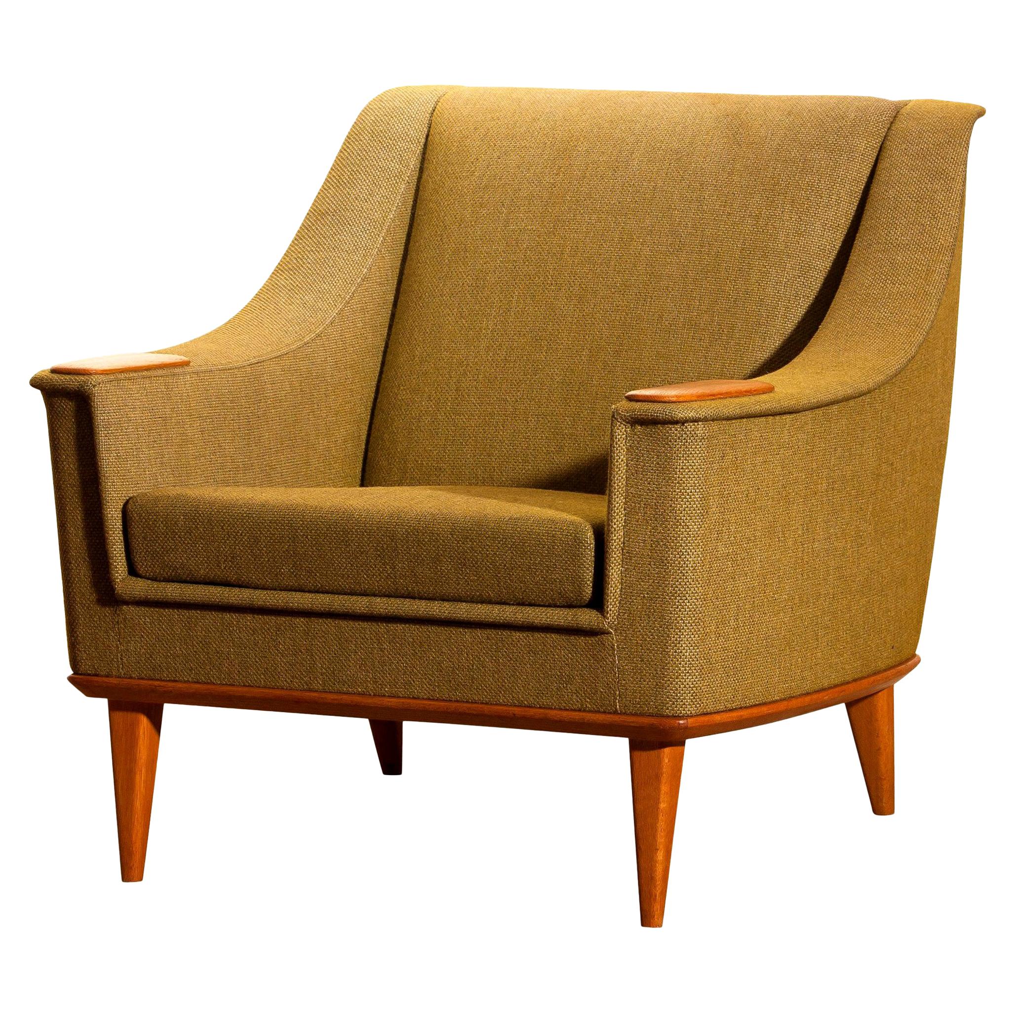 Beautiful and original midcentury lounge / easy chair with oak details by Folke Ohlsson for DUX, Sweden.
This chair sits extremely comfortable and is in good condition.

Period: 1960.
The dimensions are: Depth 77 cm, 30 inch, wide 77 cm, 30