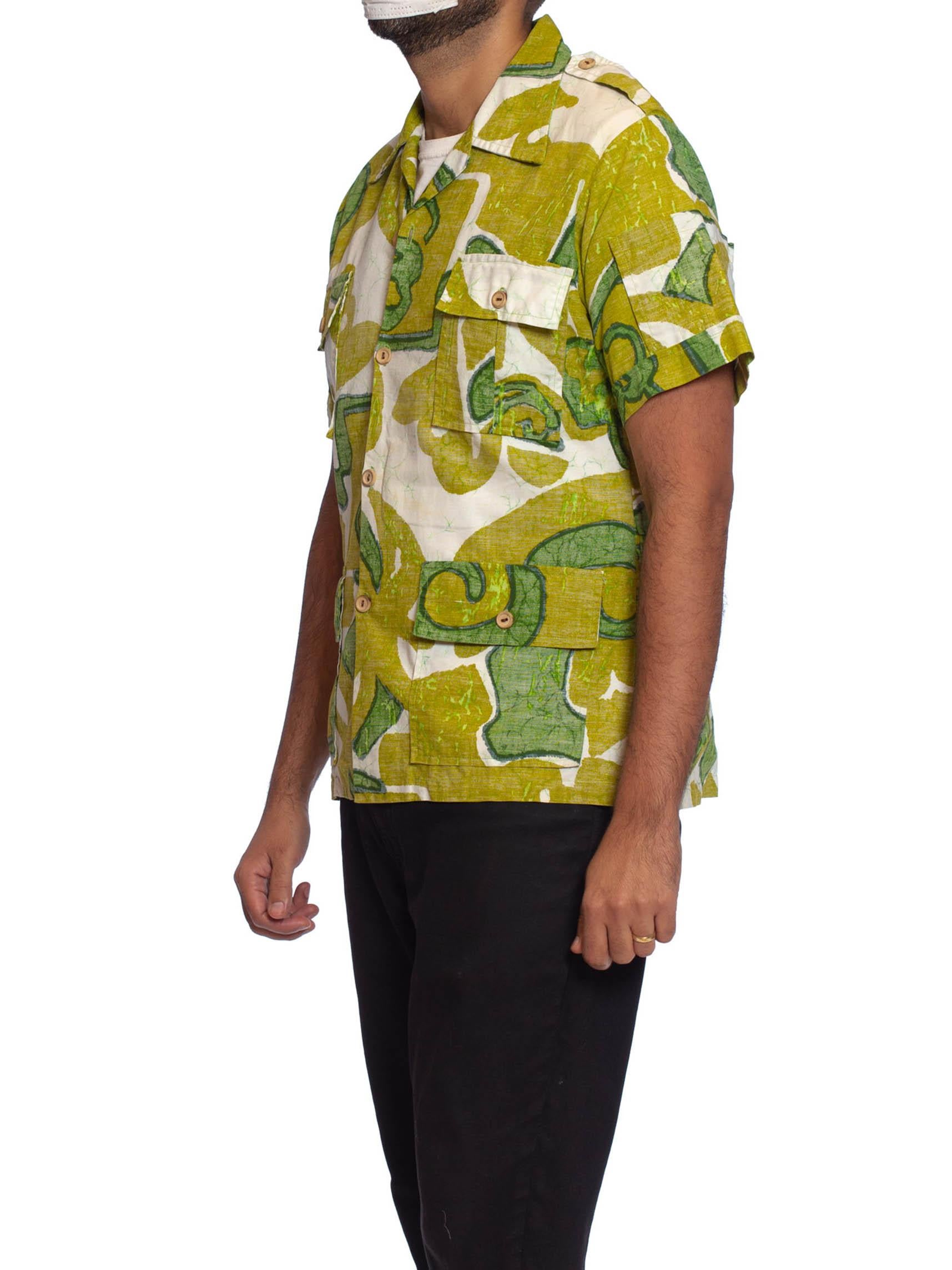 1960S Green & White Cotton Mens Tropical Safari Shirt Made In Hawaii In Excellent Condition In New York, NY